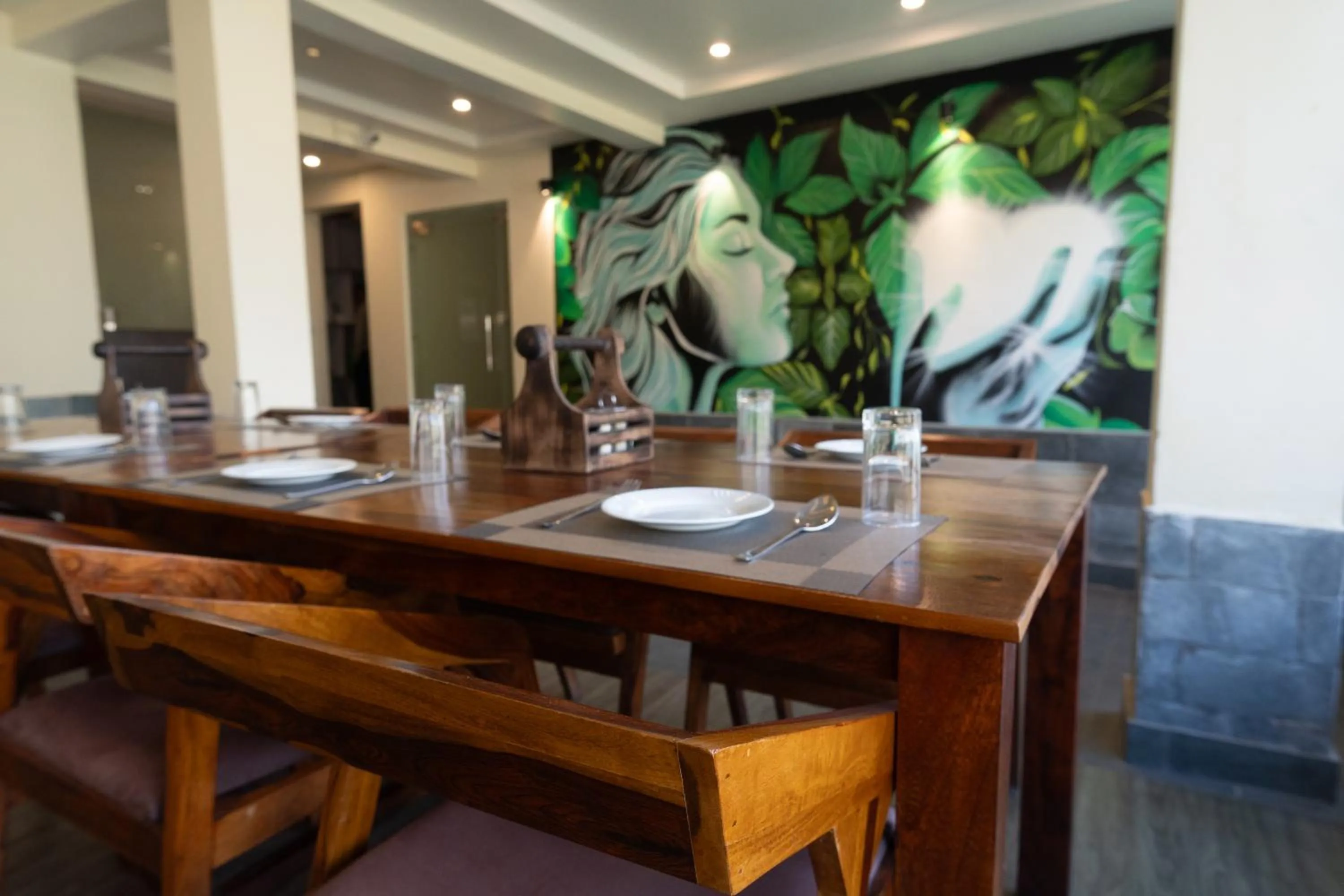 Restaurant/places to eat in Heryk Hillview Hotel