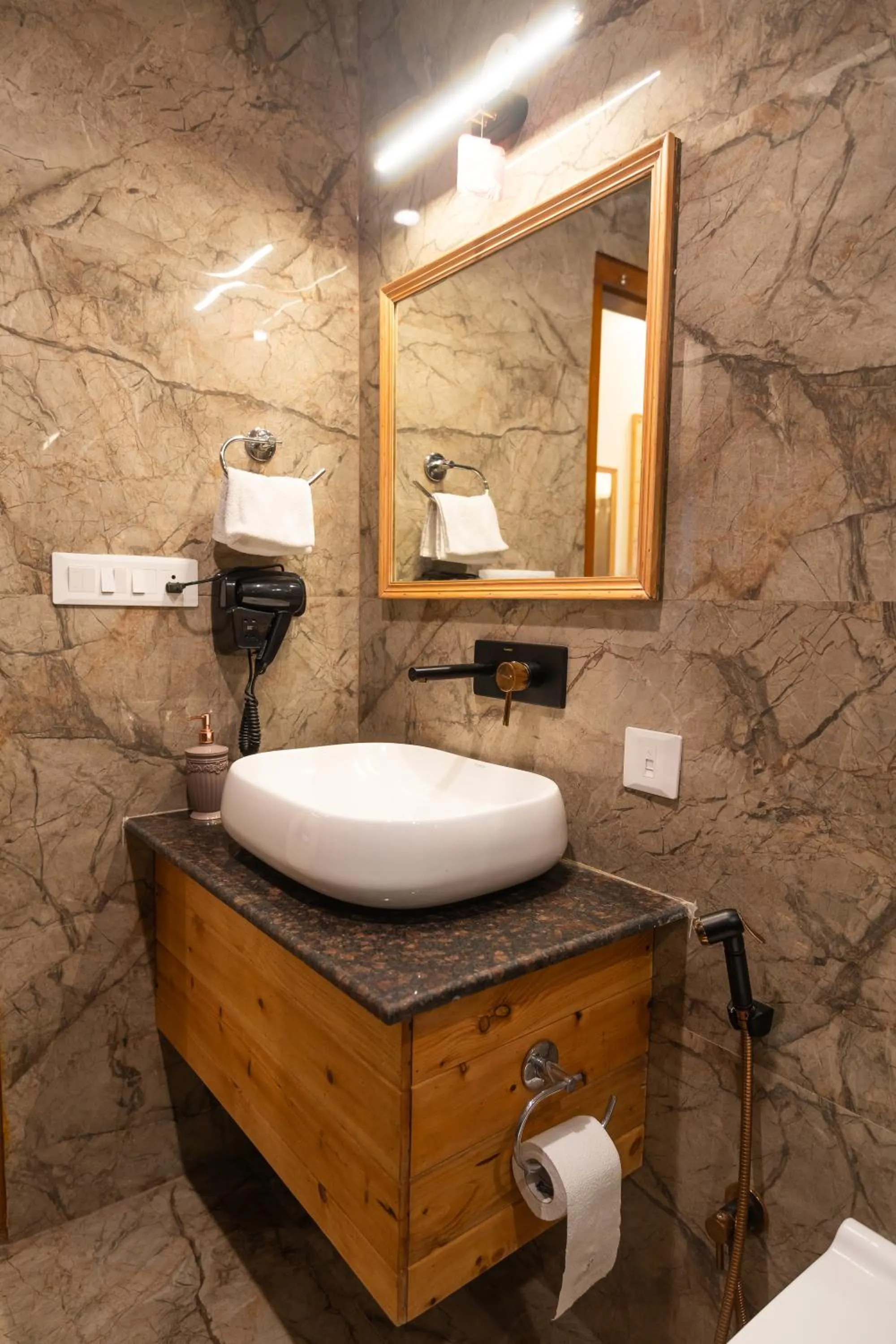 Bathroom in Heryk Hillview Hotel