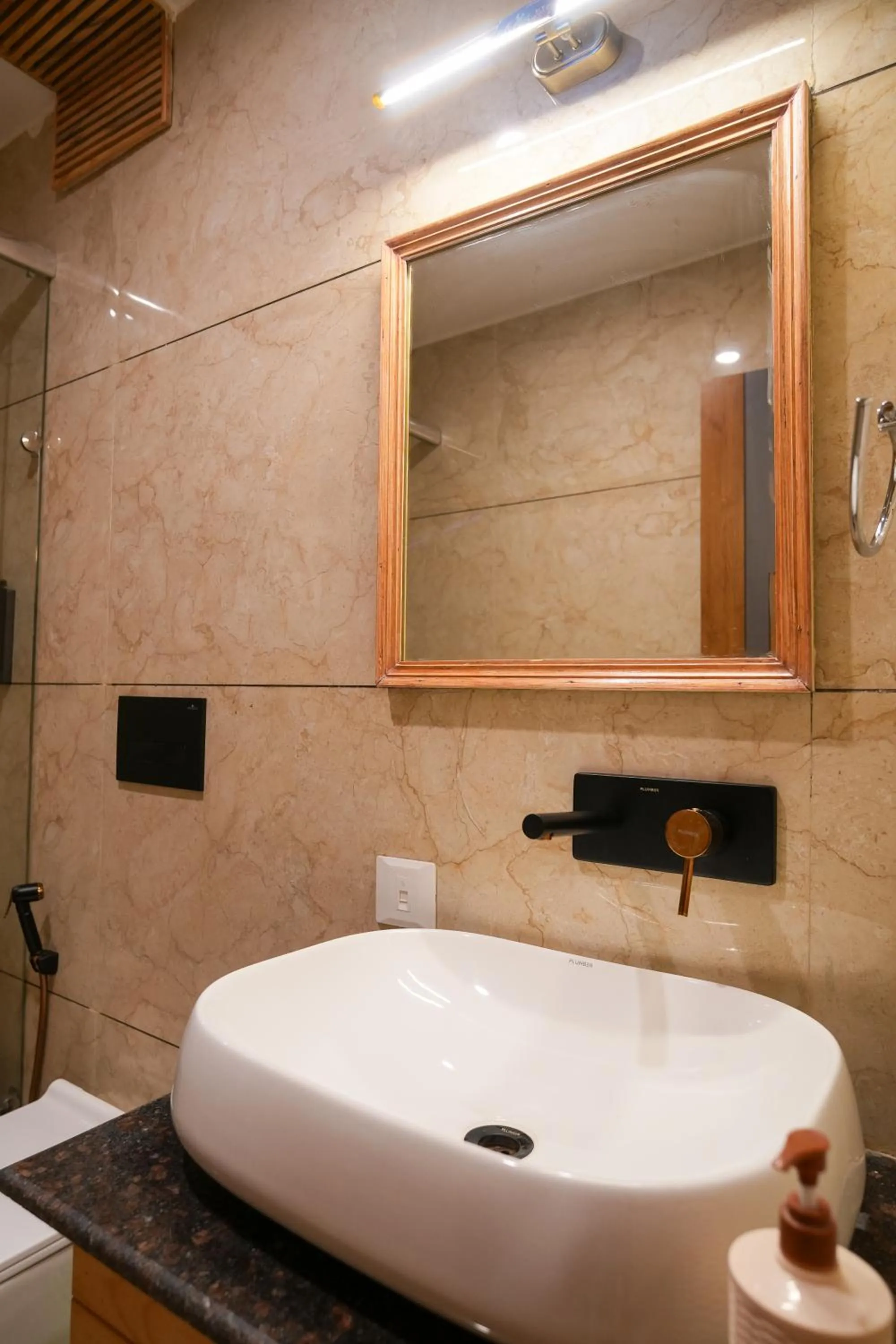 Bathroom in Heryk Hillview Hotel