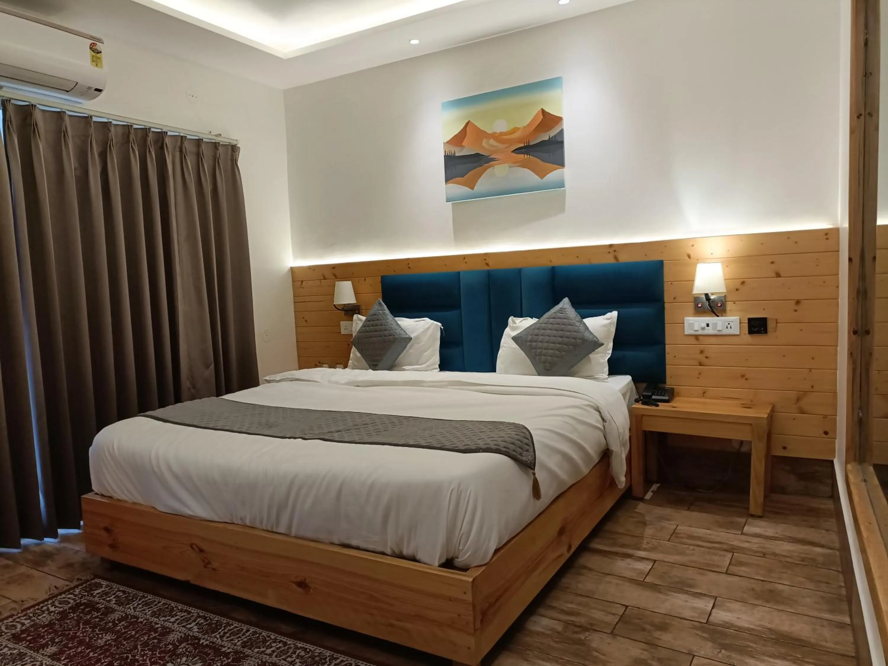 Property building, Bed in Heryk Hillview Hotel