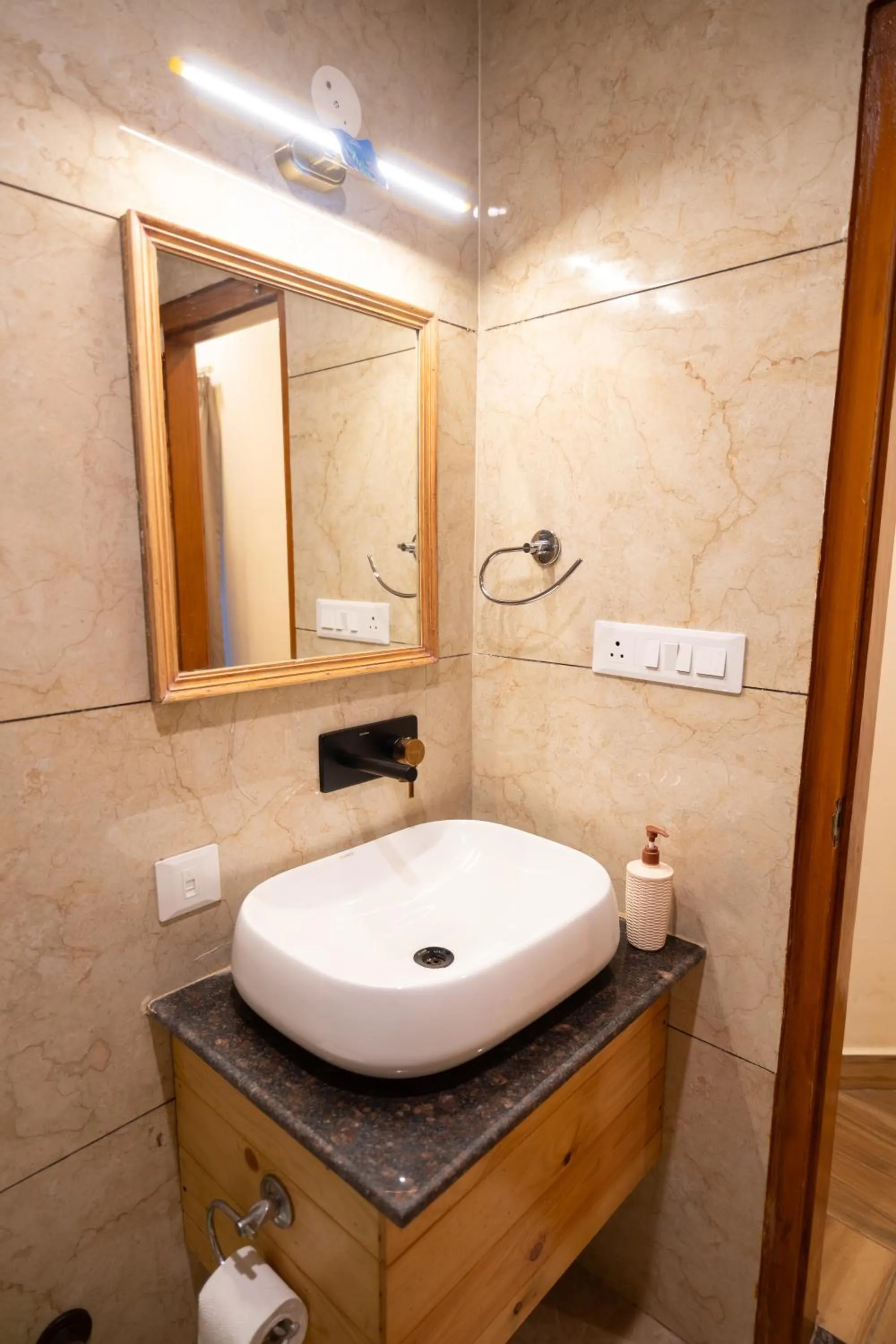 Bathroom in Heryk Hillview Hotel