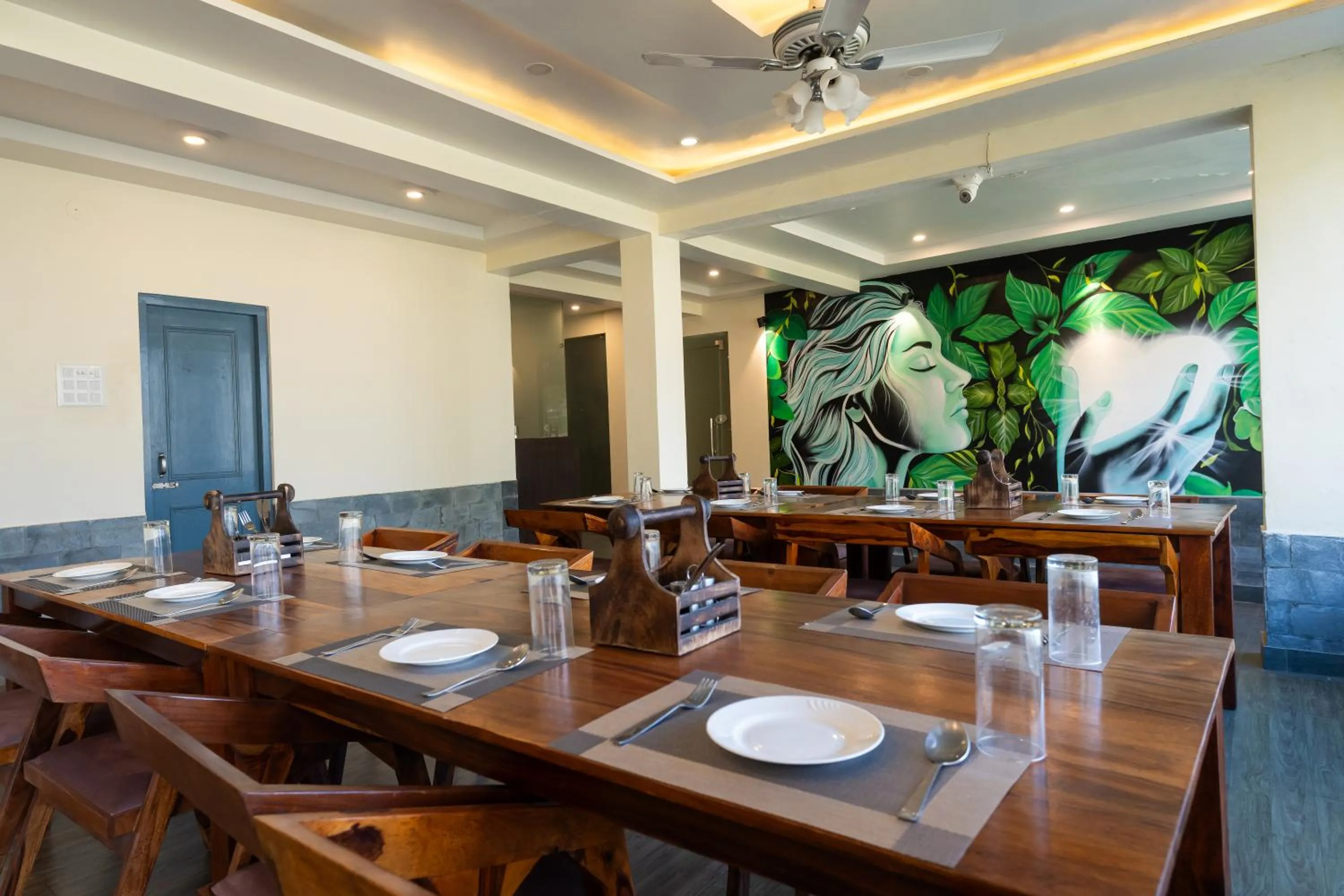 Restaurant/places to eat in Heryk Hillview Hotel