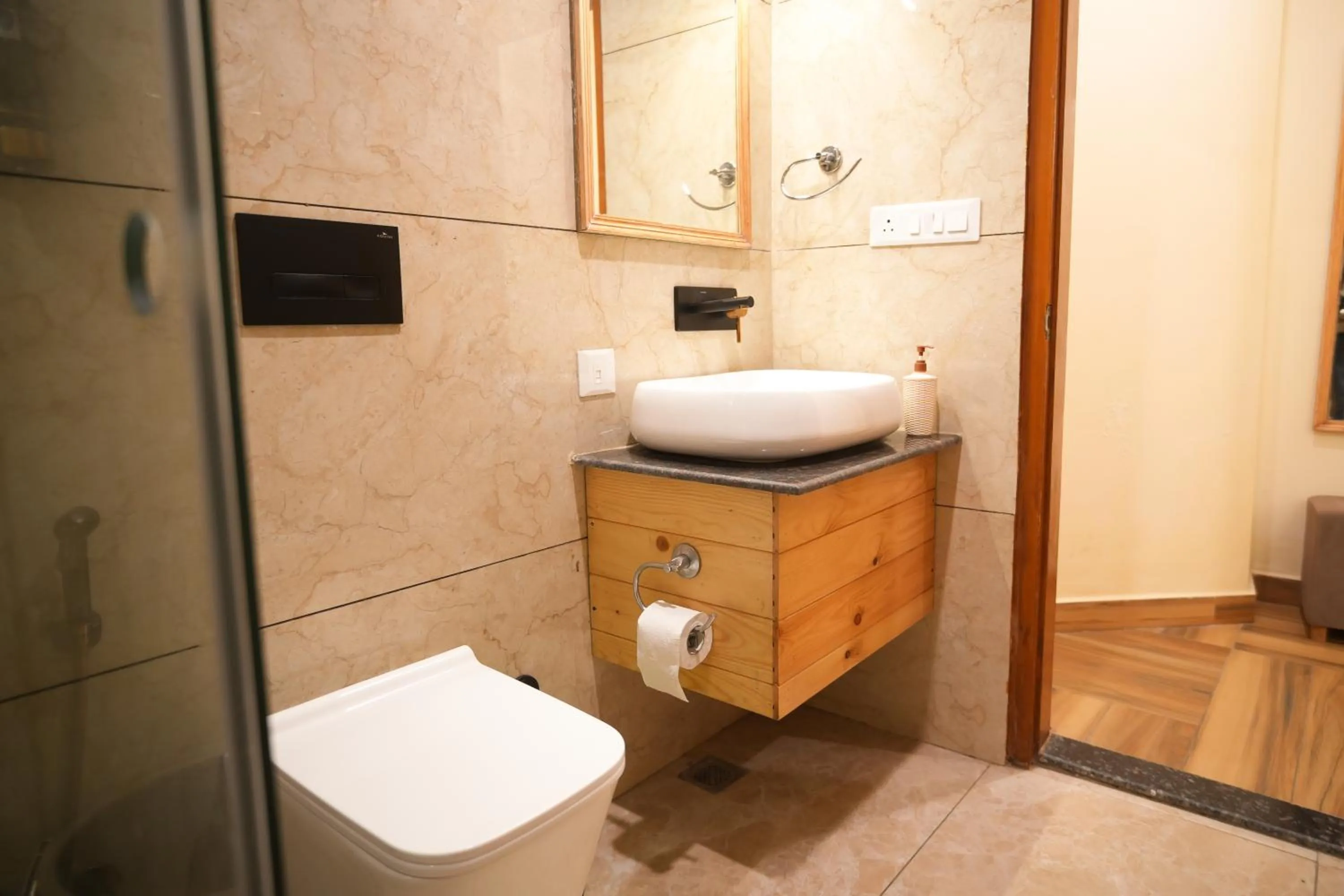 Bathroom in Heryk Hillview Hotel