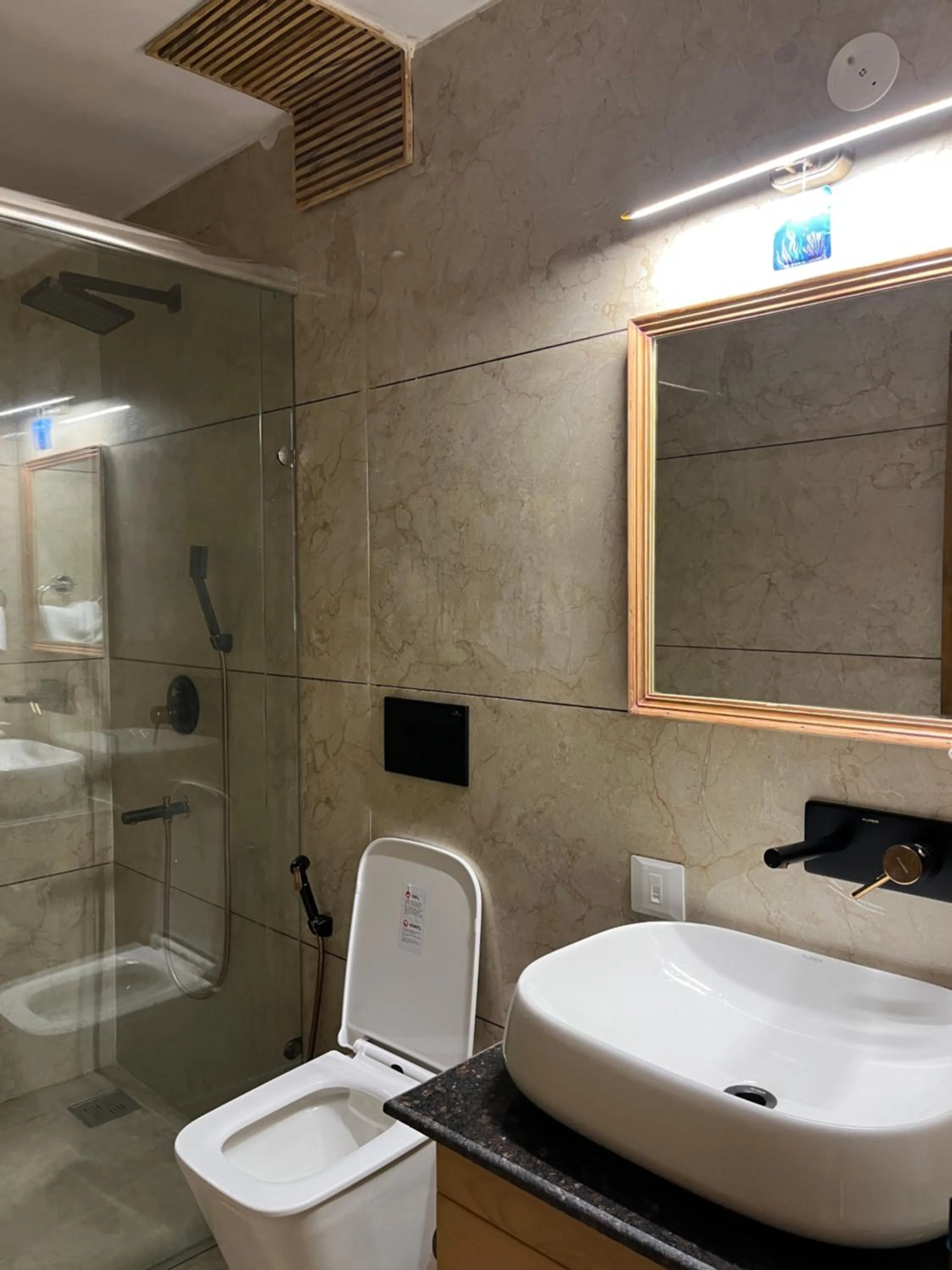 Bathroom in Heryk Hillview Hotel