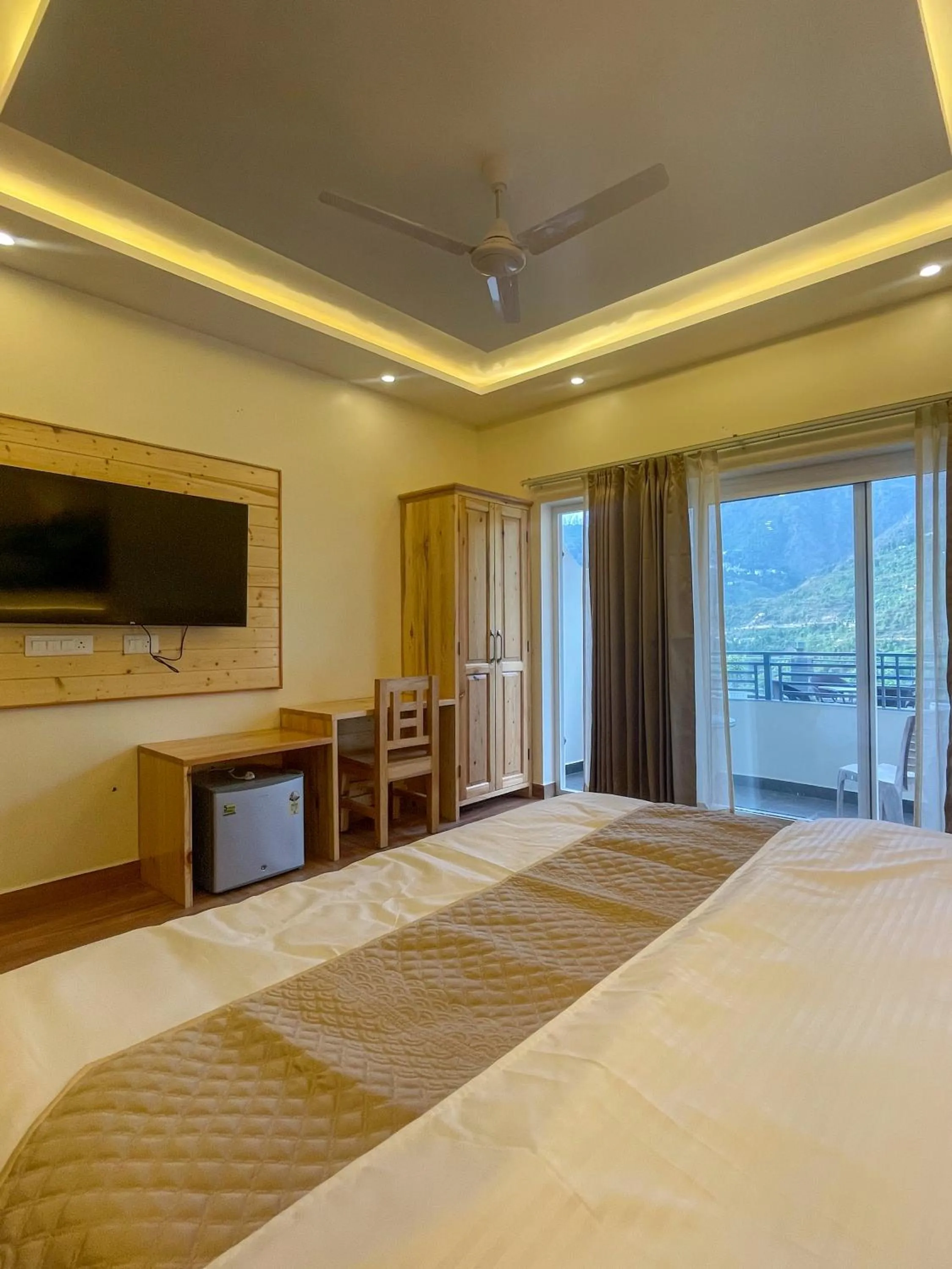 Photo of the whole room, Bed in Heryk Hillview Hotel