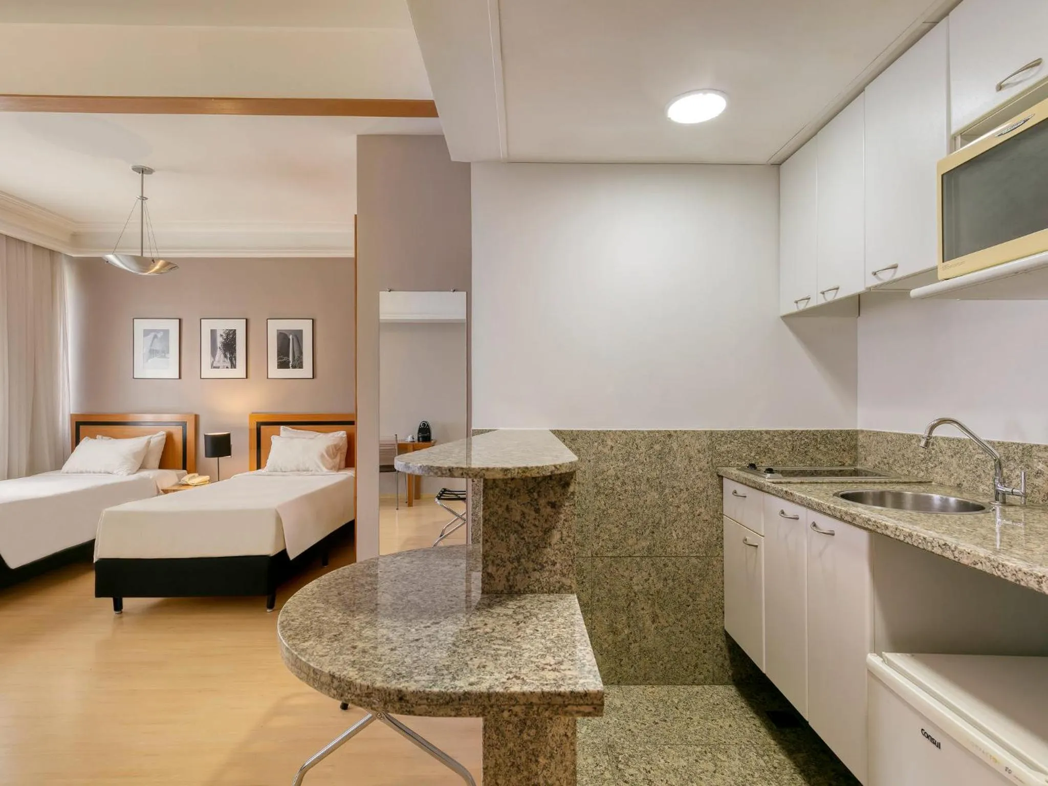 Kitchen or kitchenette, Bed in Mercure Belo Horizonte Savassi