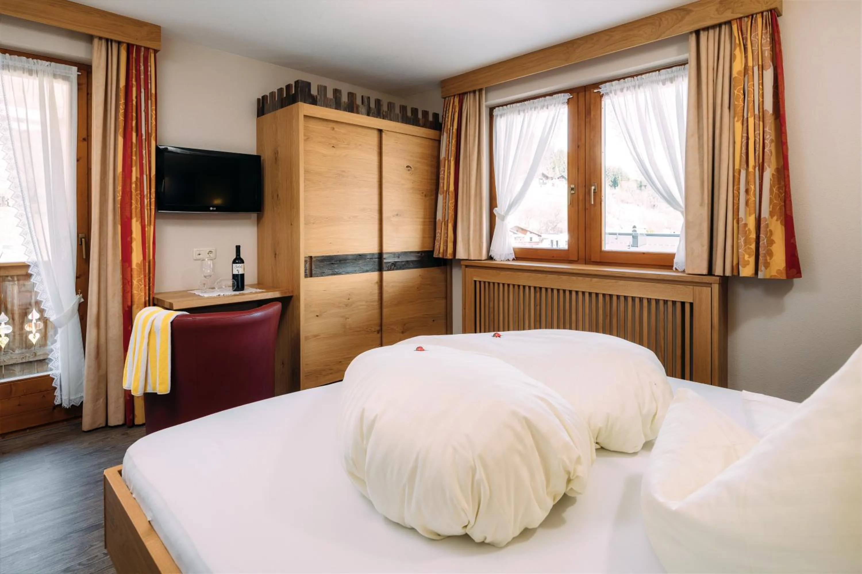 Balcony/Terrace, Bed in Kinderhotel Laderhof