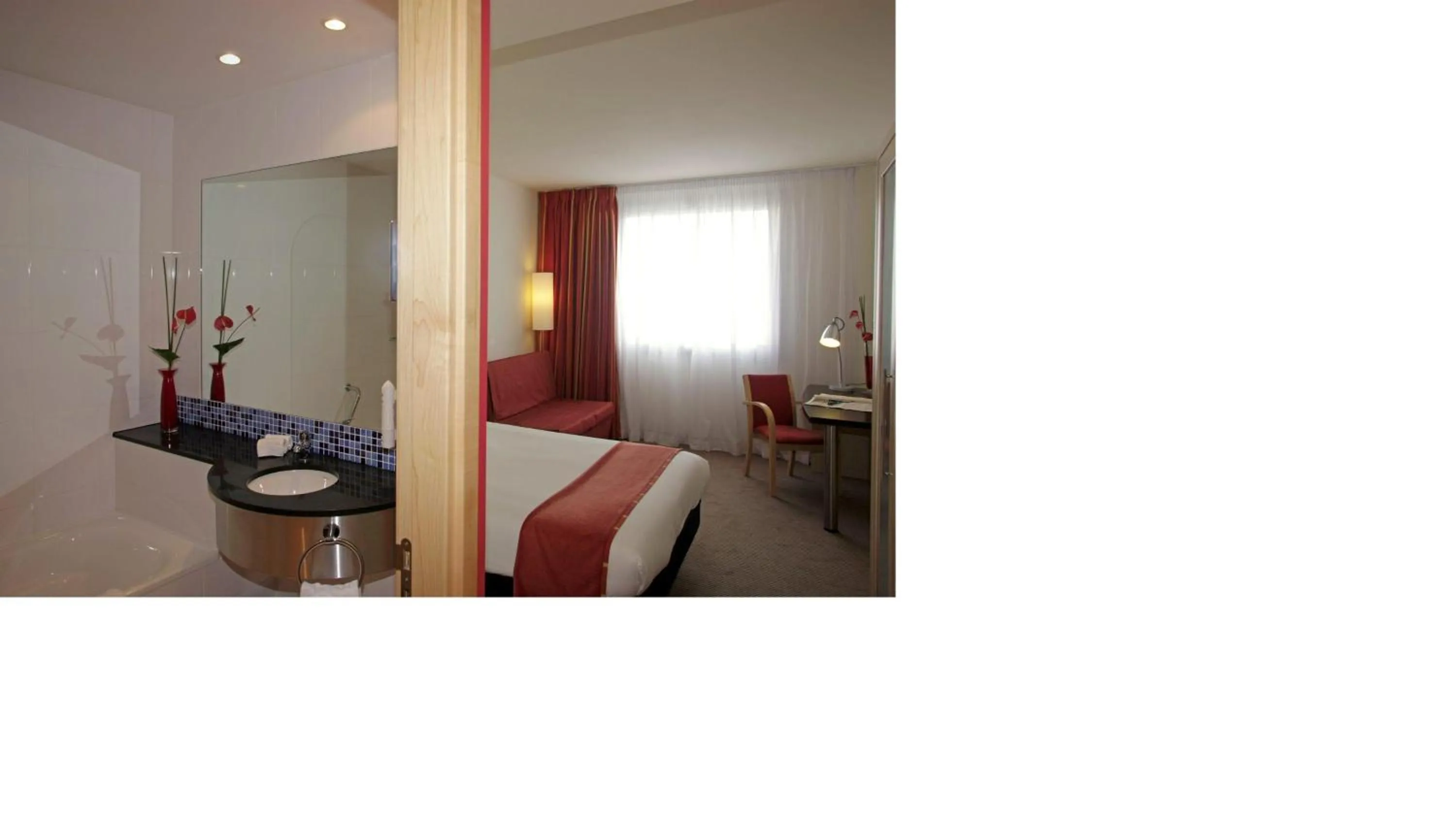 Photo of the whole room, Bed in Holiday Inn Express Barcelona City 22@ by IHG