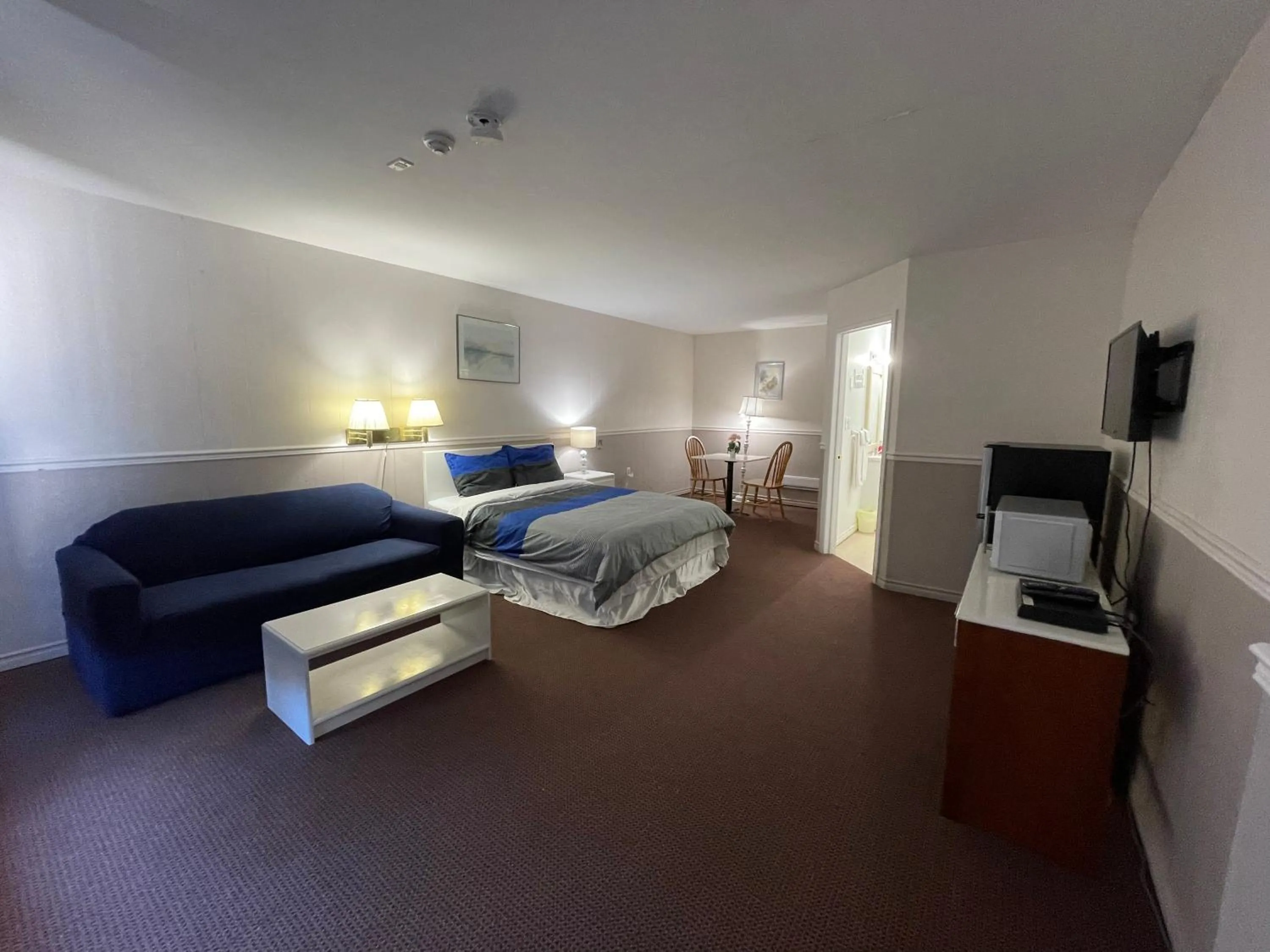 Photo of the whole room in Muskoka Nights