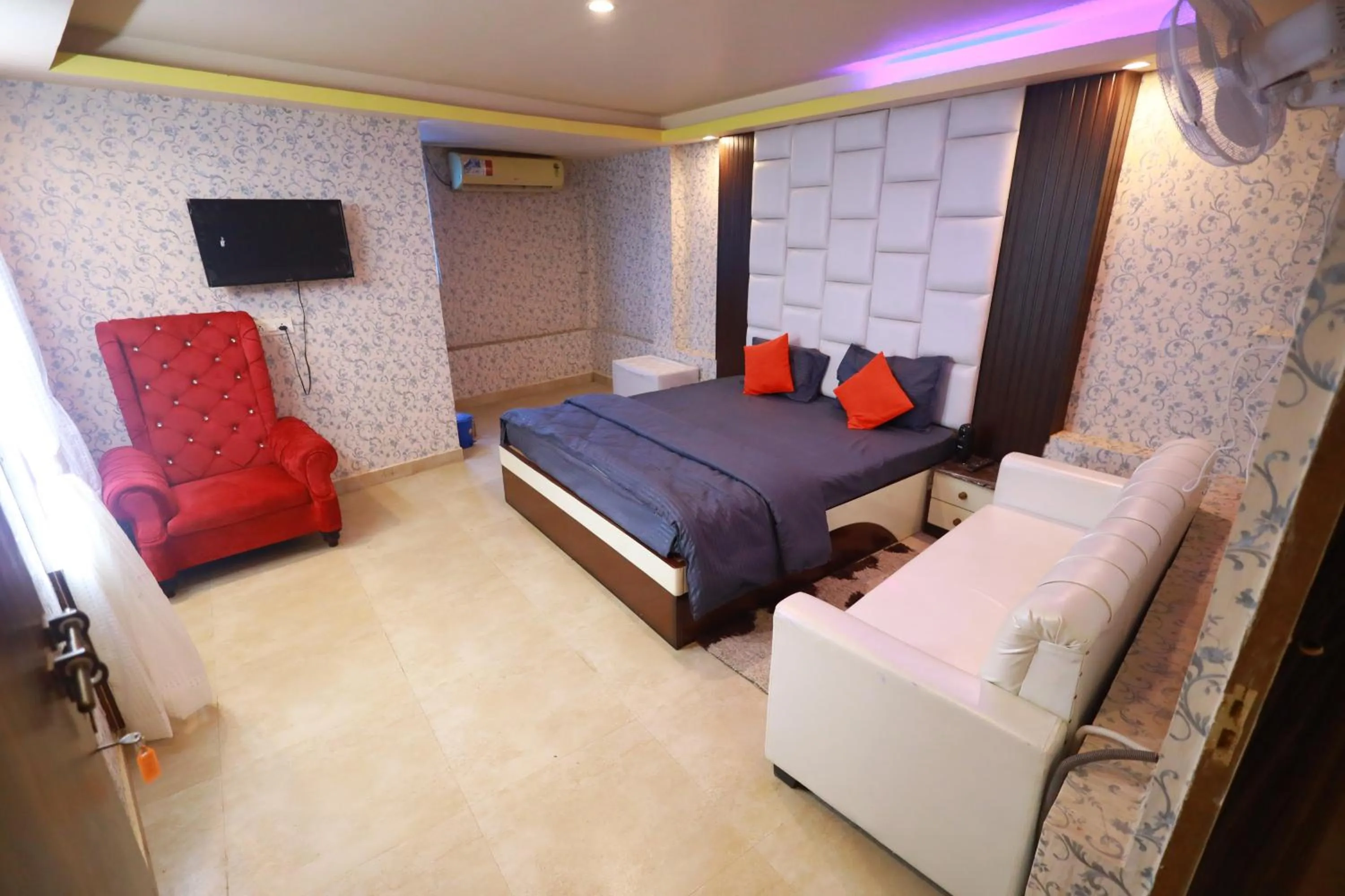 Photo of the whole room, Bed in Raj Resort