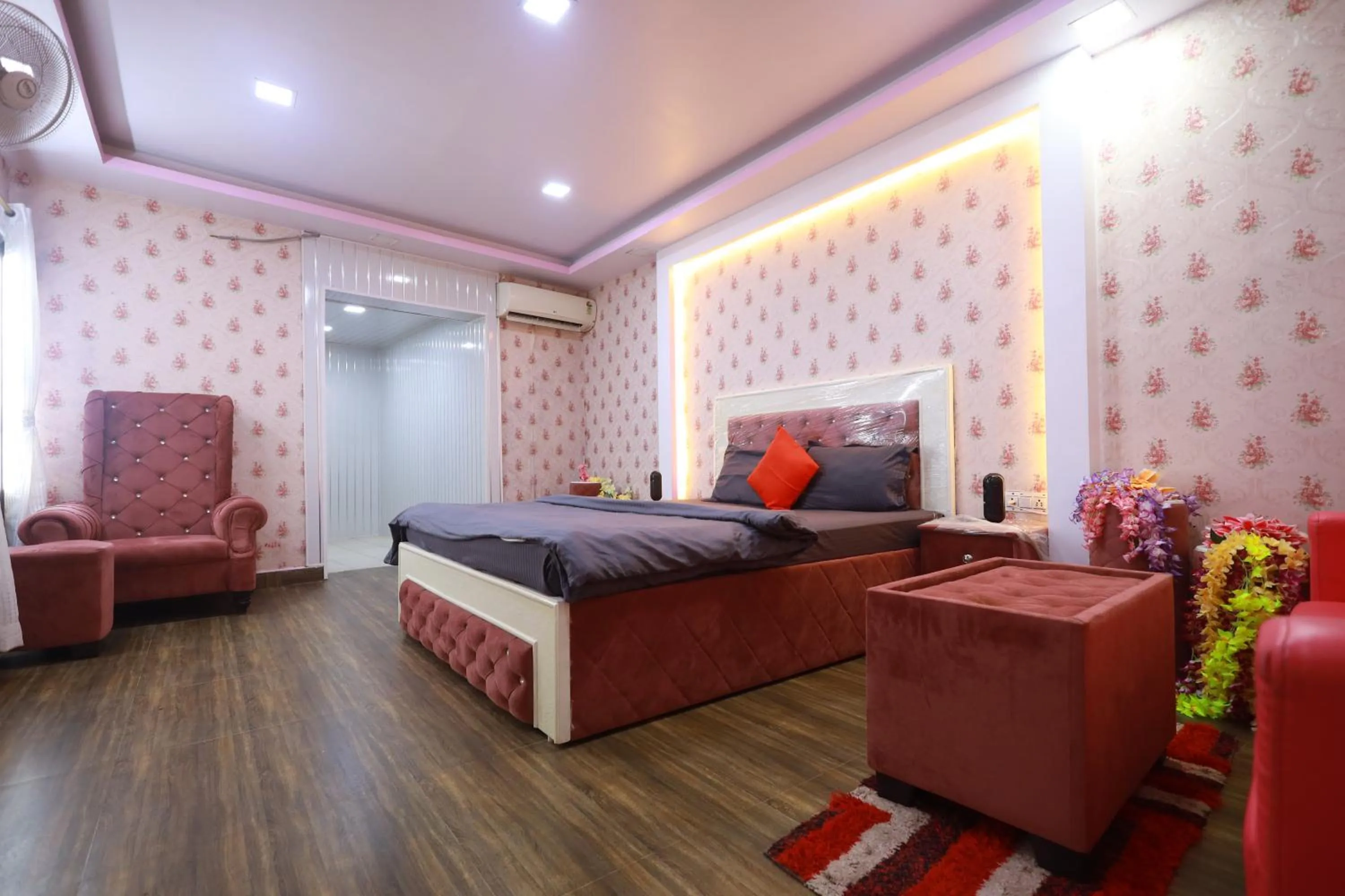 Bedroom, Bed in Raj Resort