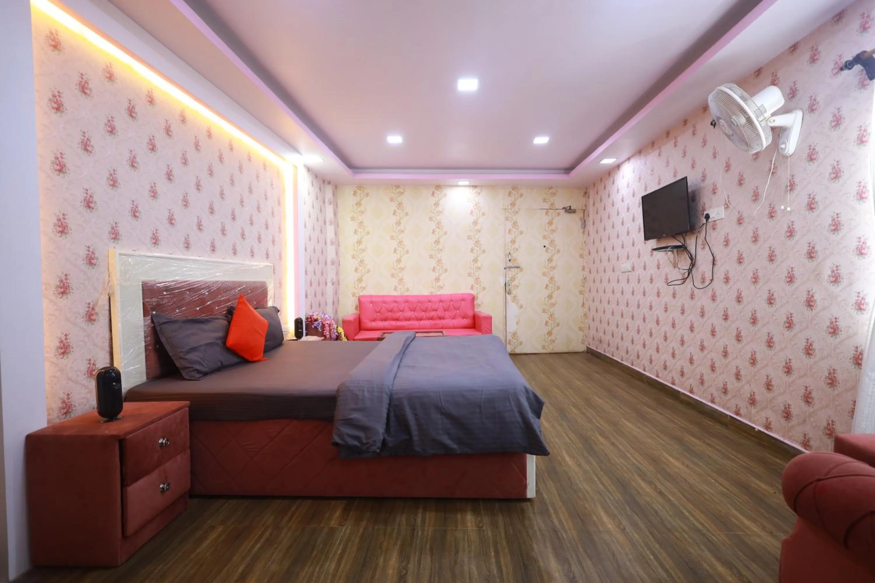 Bedroom, Bed in Raj Resort