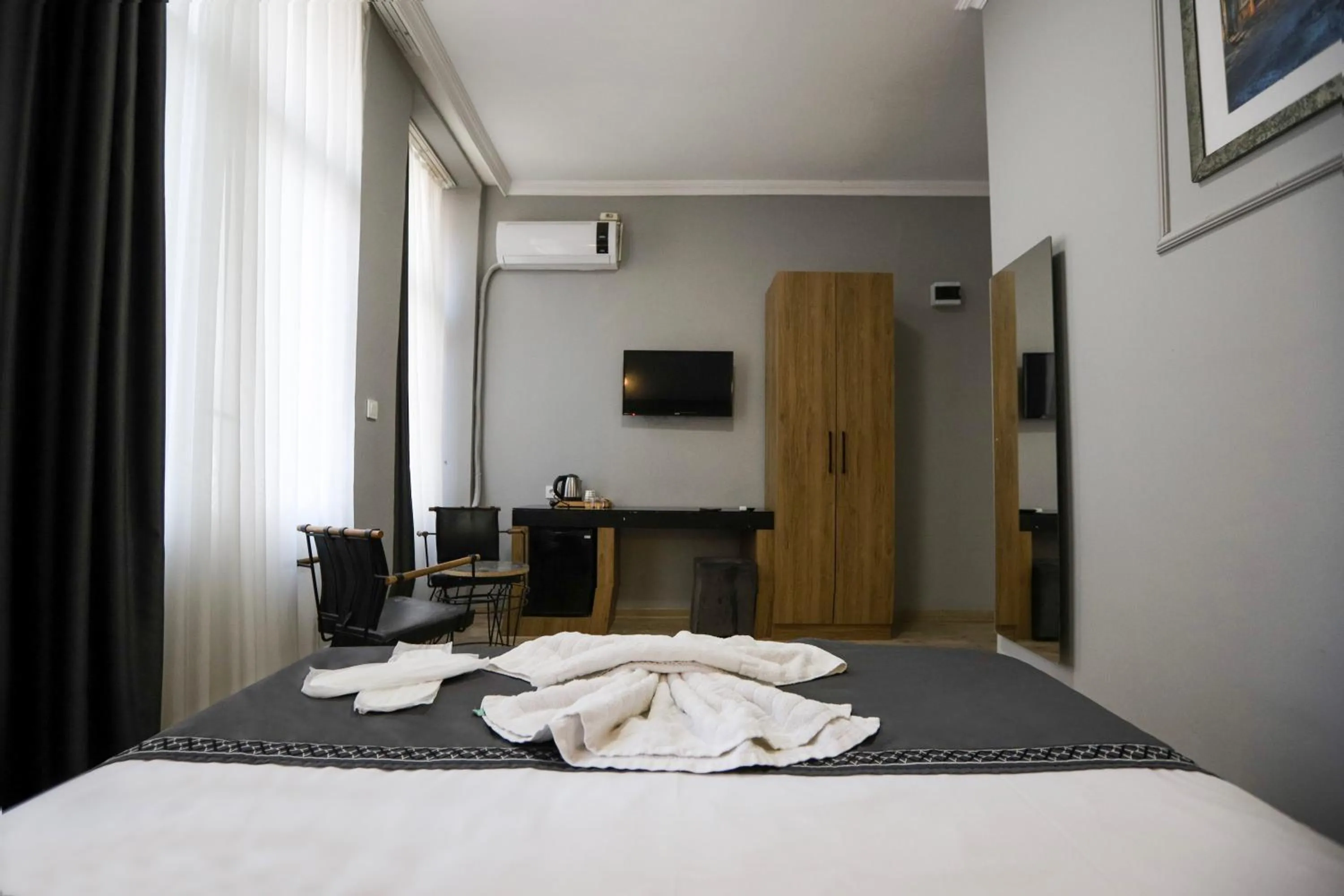 Inner courtyard view, Bed in LA PERA SUİTES