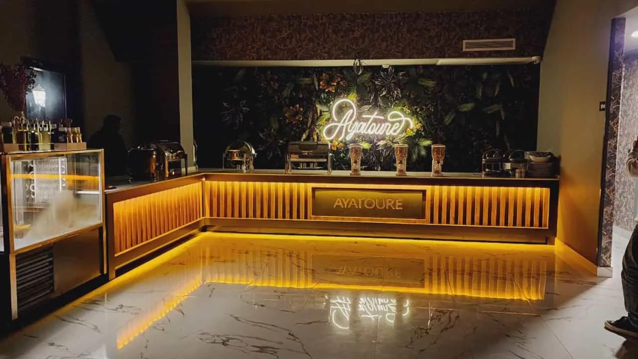 Restaurant/places to eat in AYATOURE HOTEL