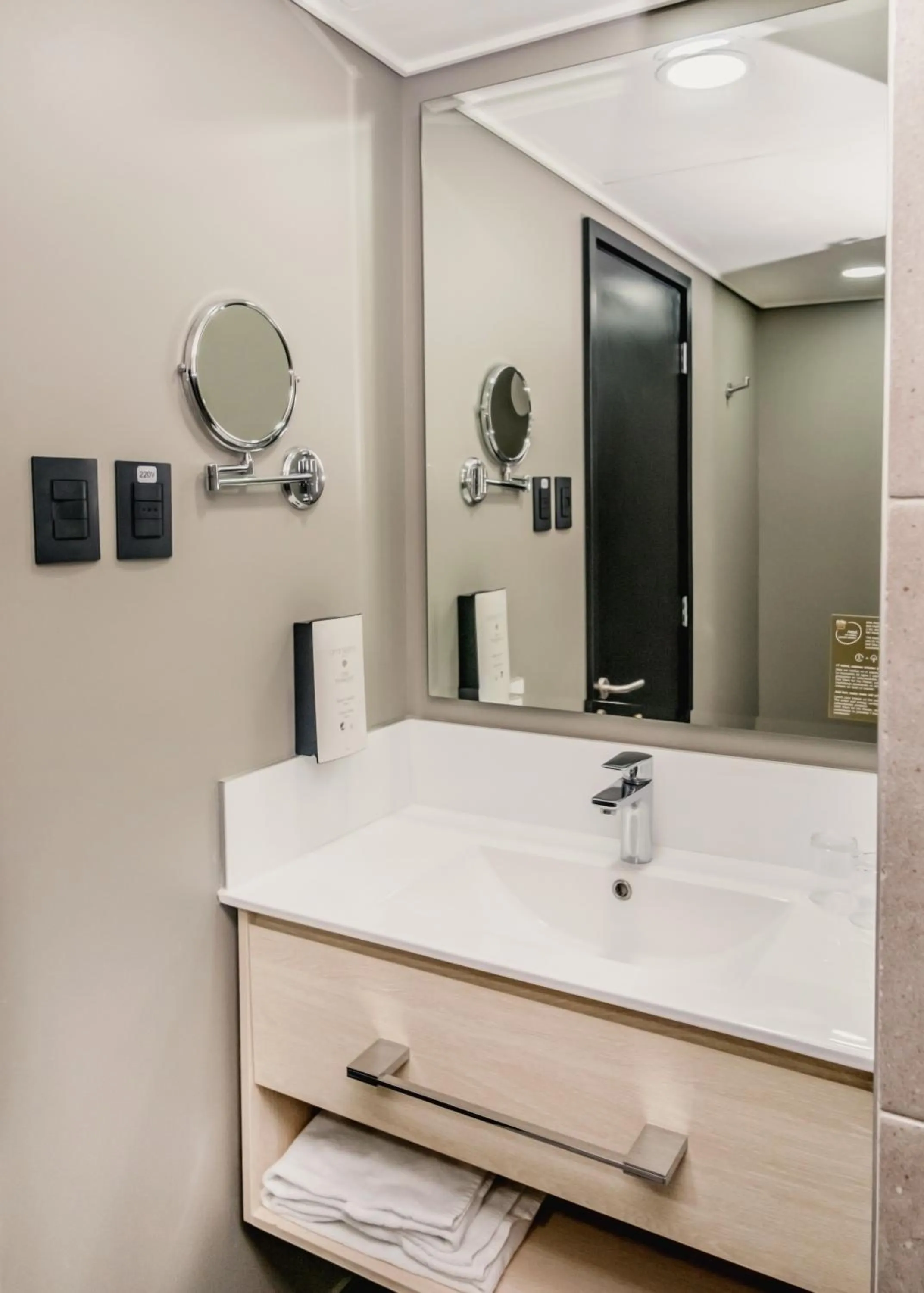 Shower in Novotel Santiago Vitacura