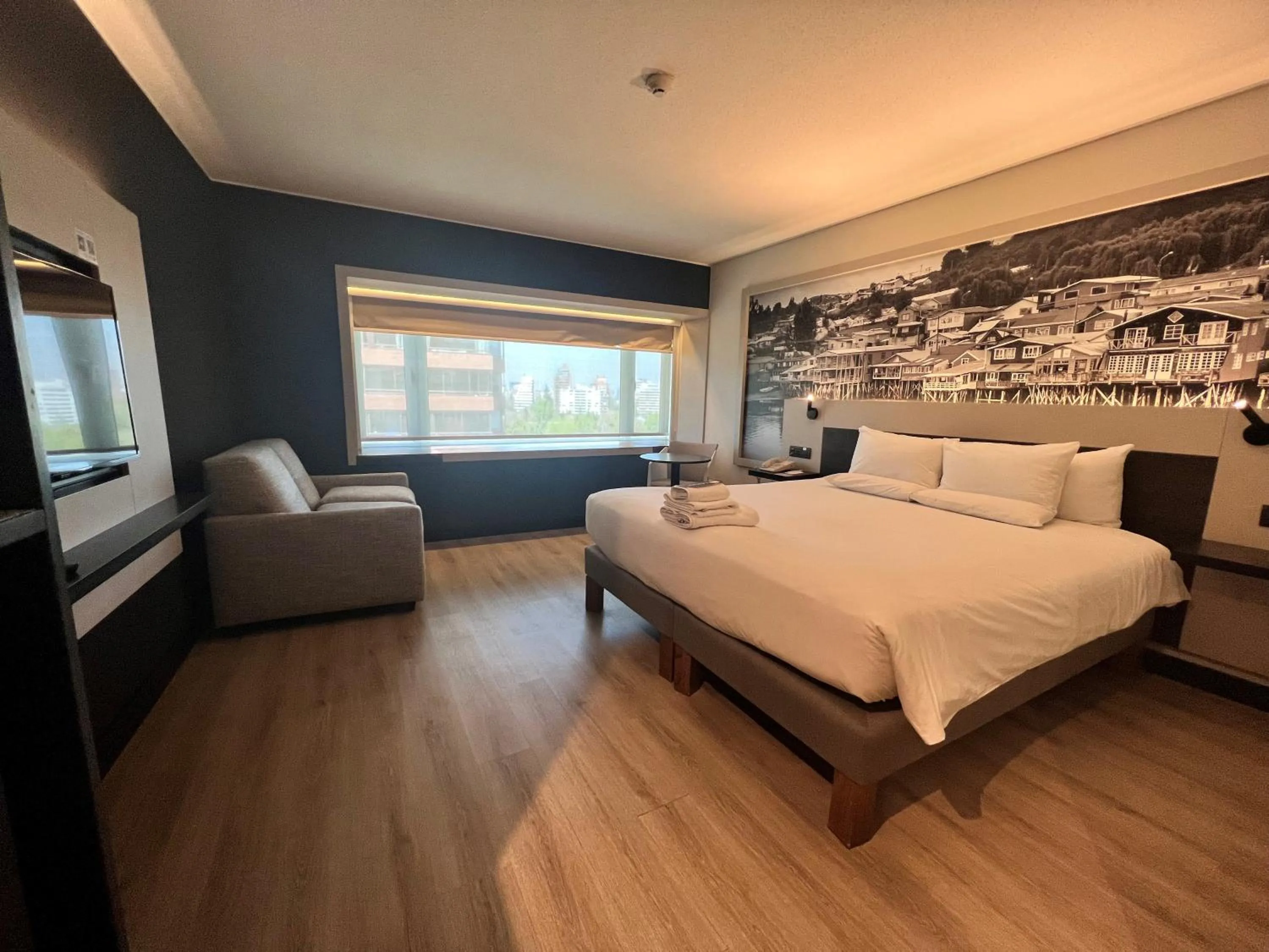 Photo of the whole room, Bed in Novotel Santiago Vitacura