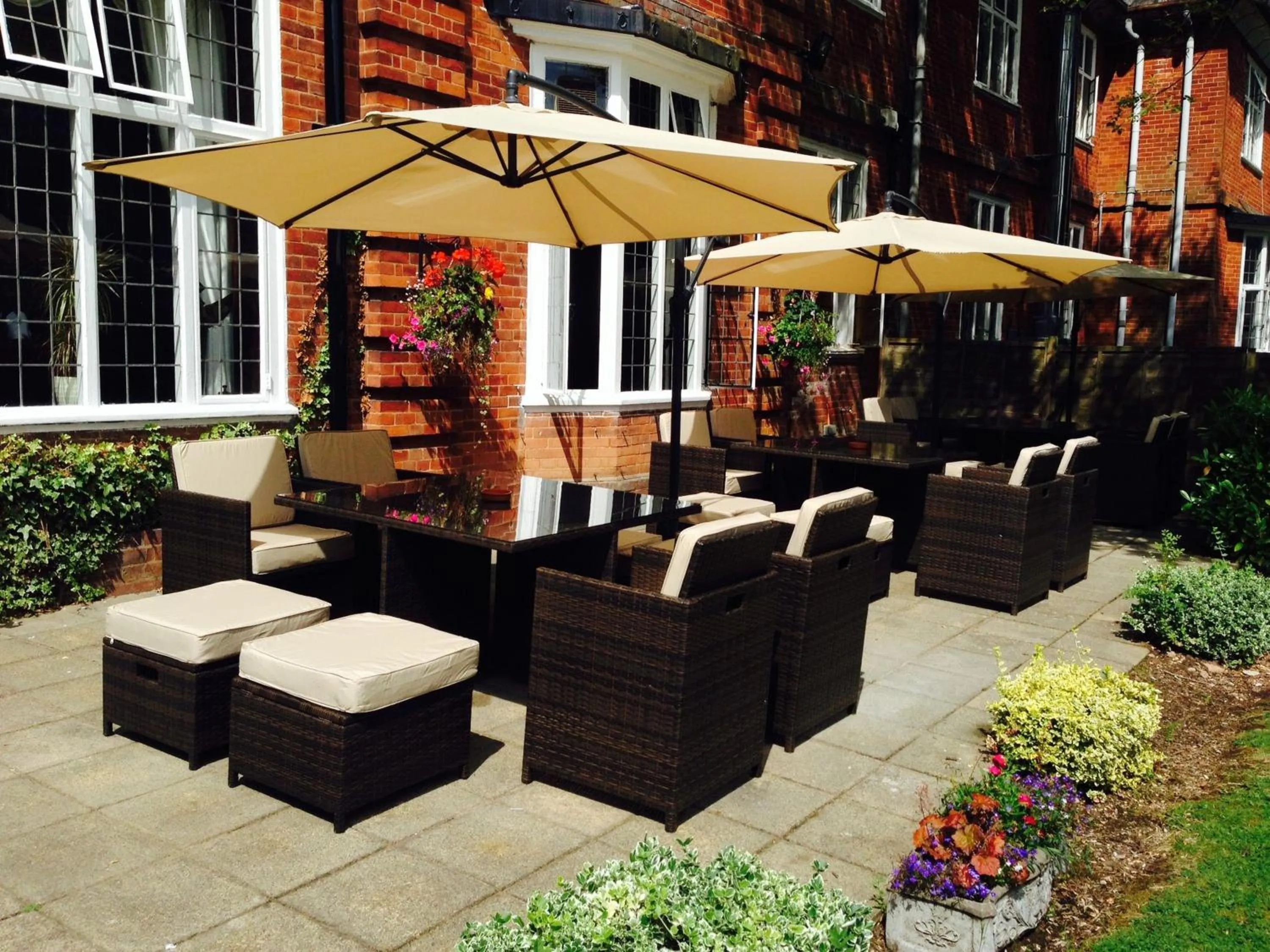 Patio in Southcrest Manor Hotel, Best Western Signature Collection