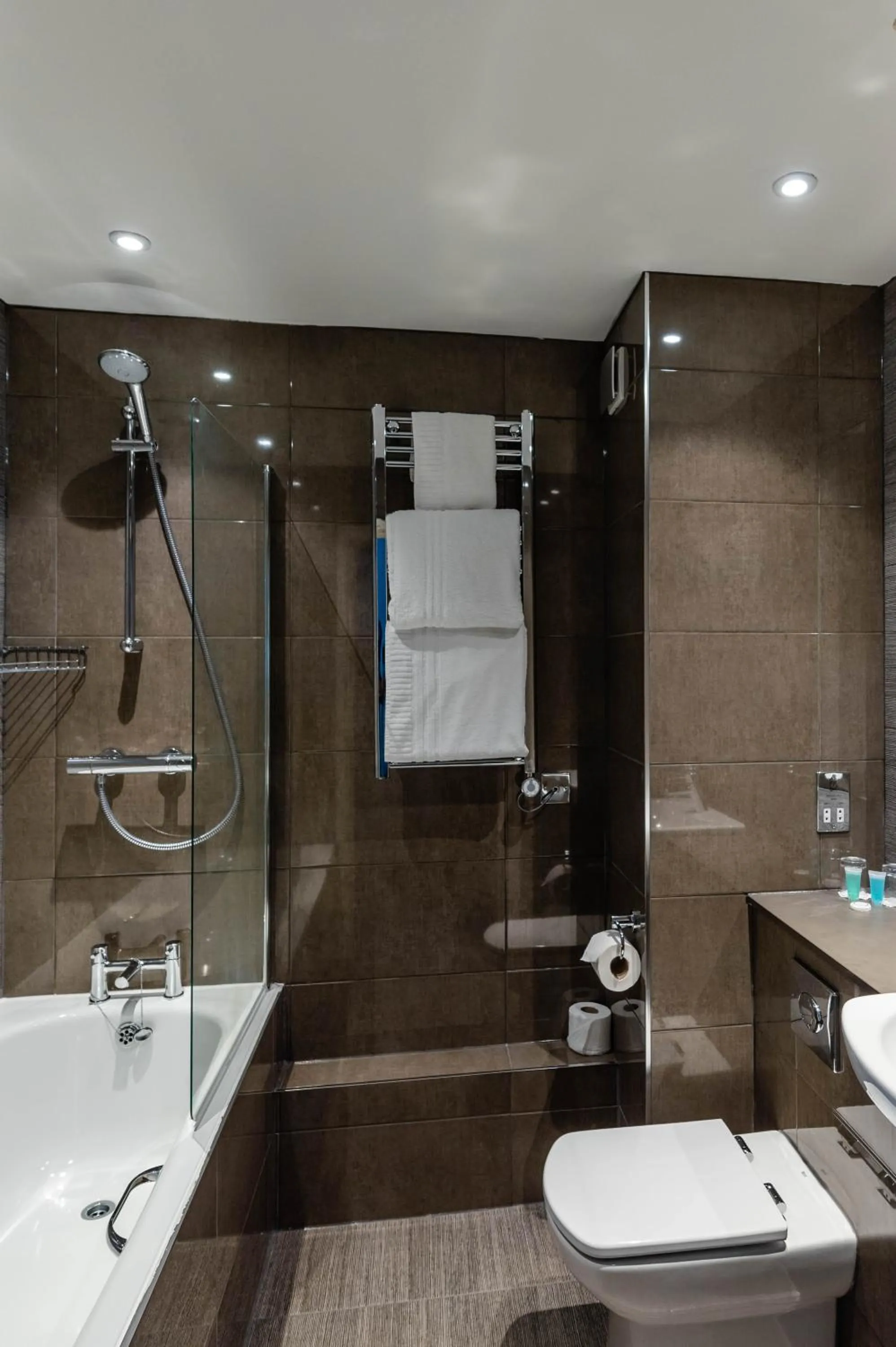 Shower in Southcrest Manor Hotel, Best Western Signature Collection