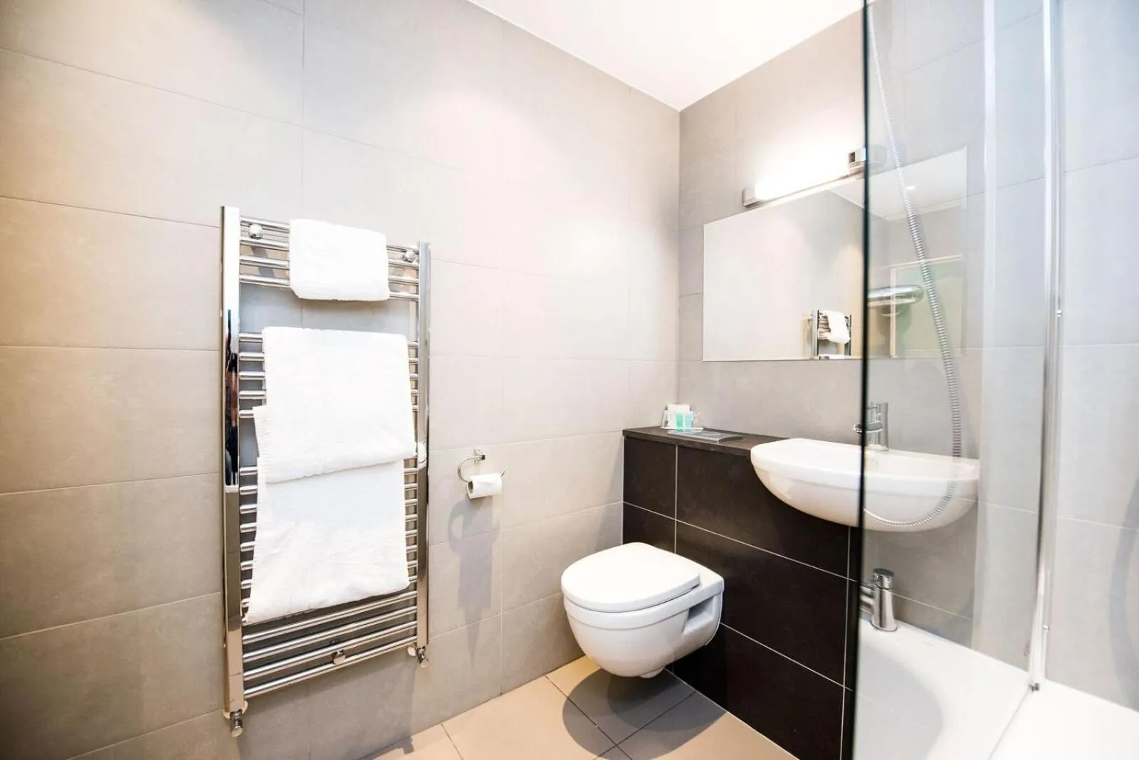 Bathroom in Southcrest Manor Hotel, Best Western Signature Collection