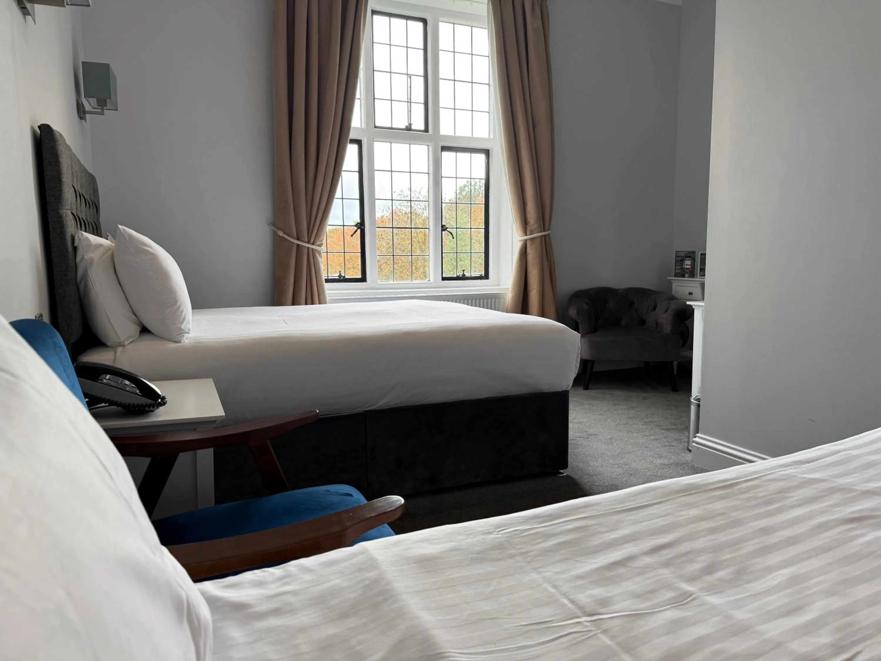 Bedroom, Bed in Southcrest Manor Hotel, Best Western Signature Collection