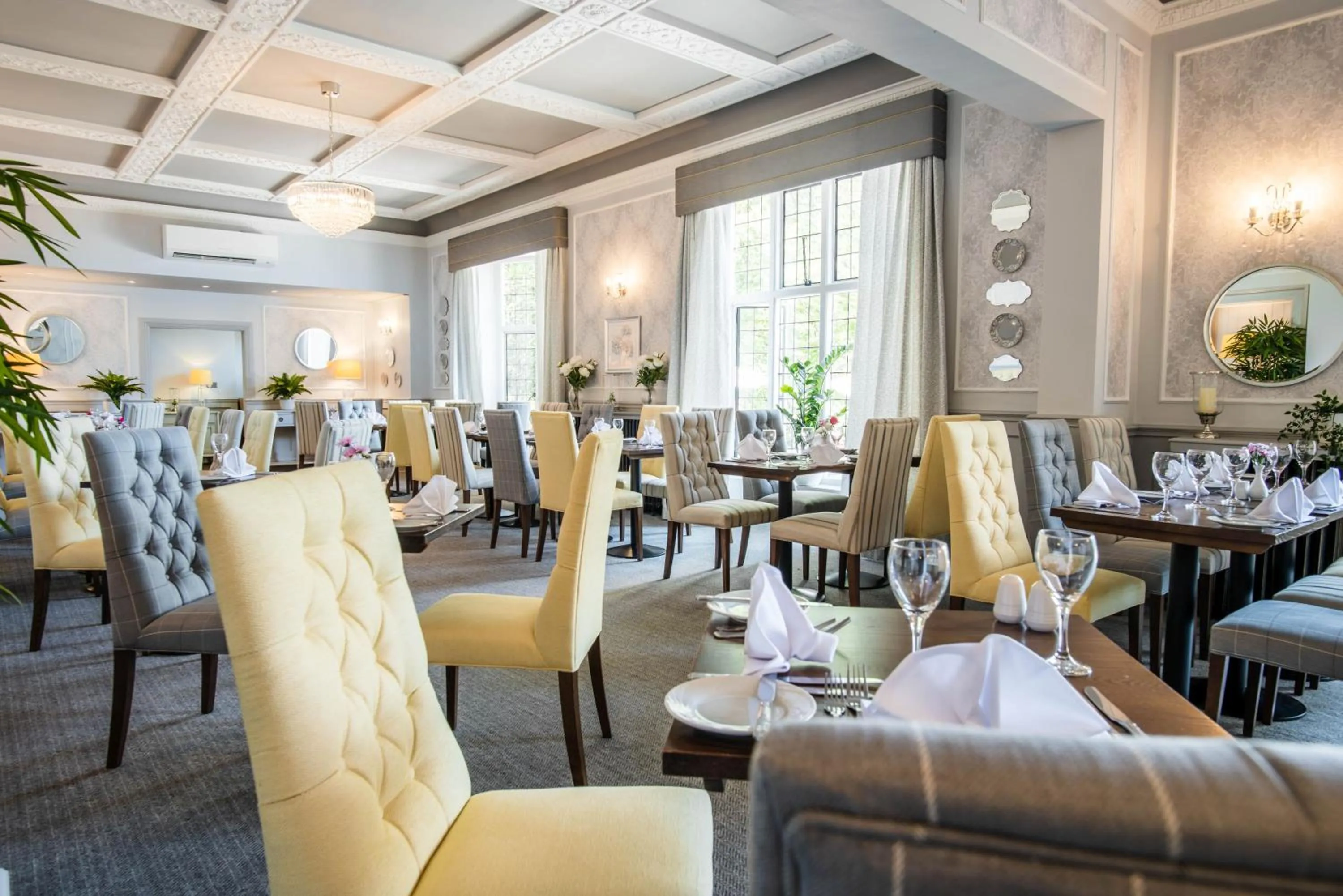 Restaurant/places to eat in Southcrest Manor Hotel, Best Western Signature Collection