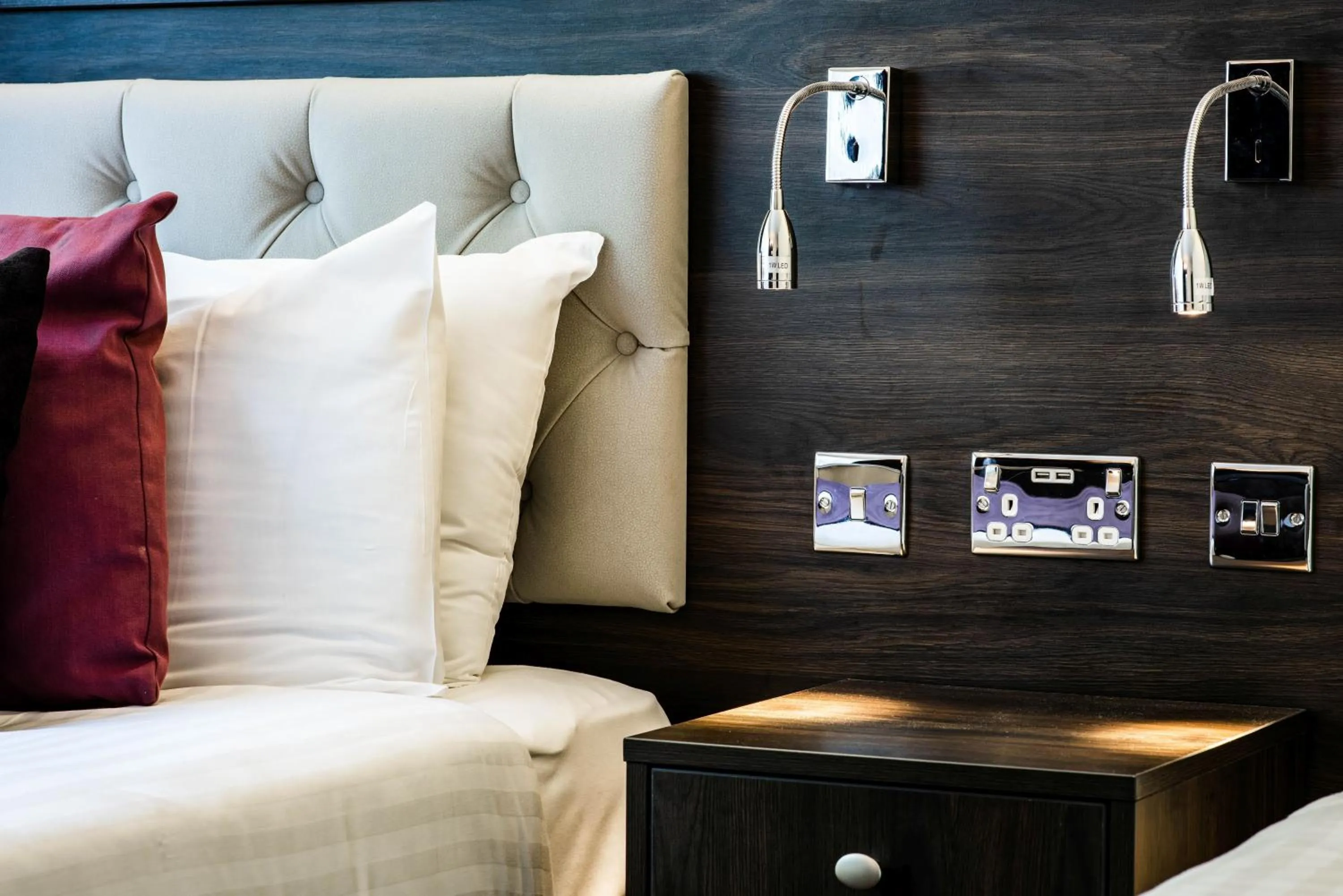 Bedroom, Bed in Southcrest Manor Hotel, Best Western Signature Collection