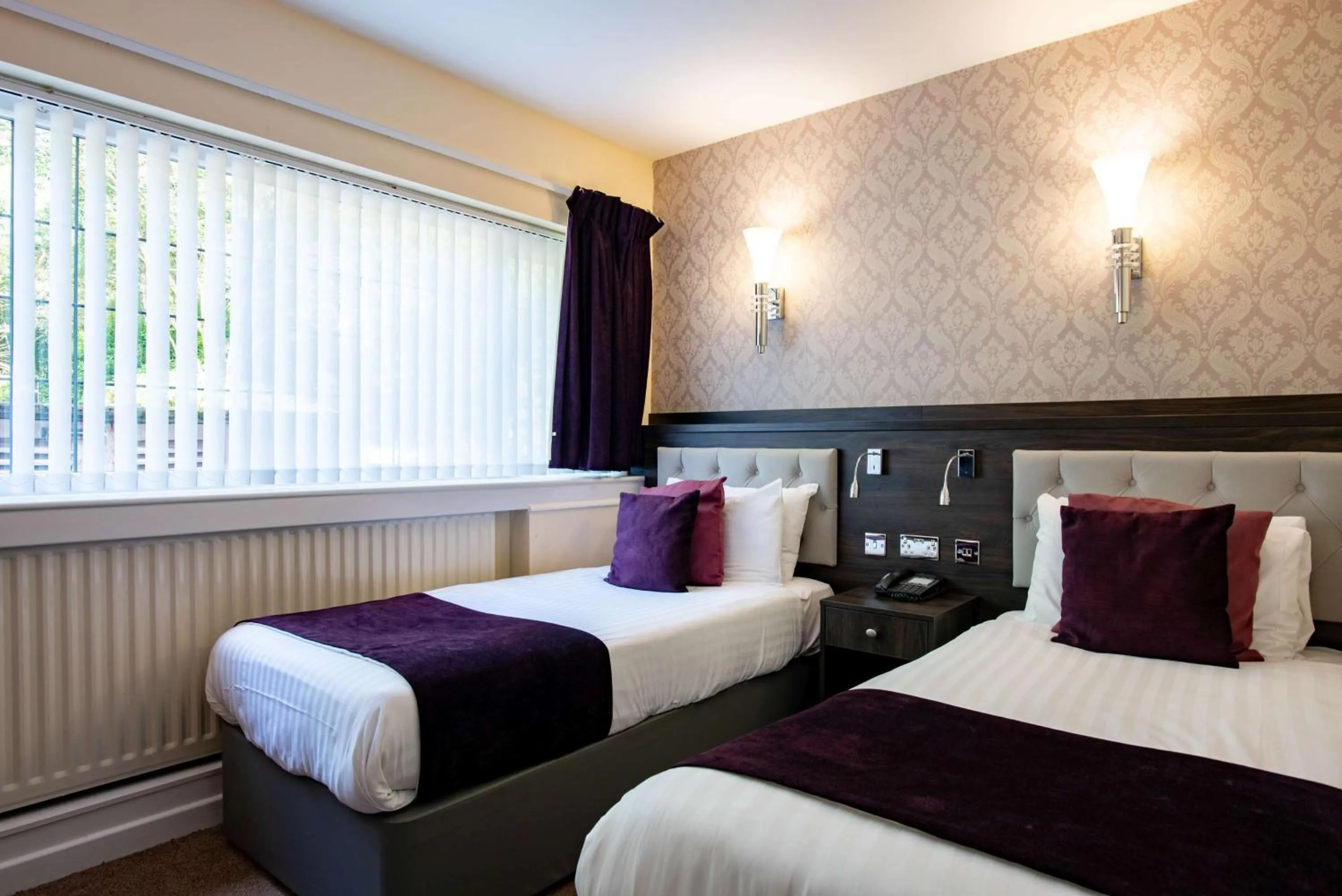 Photo of the whole room, Bed in Southcrest Manor Hotel, Best Western Signature Collection