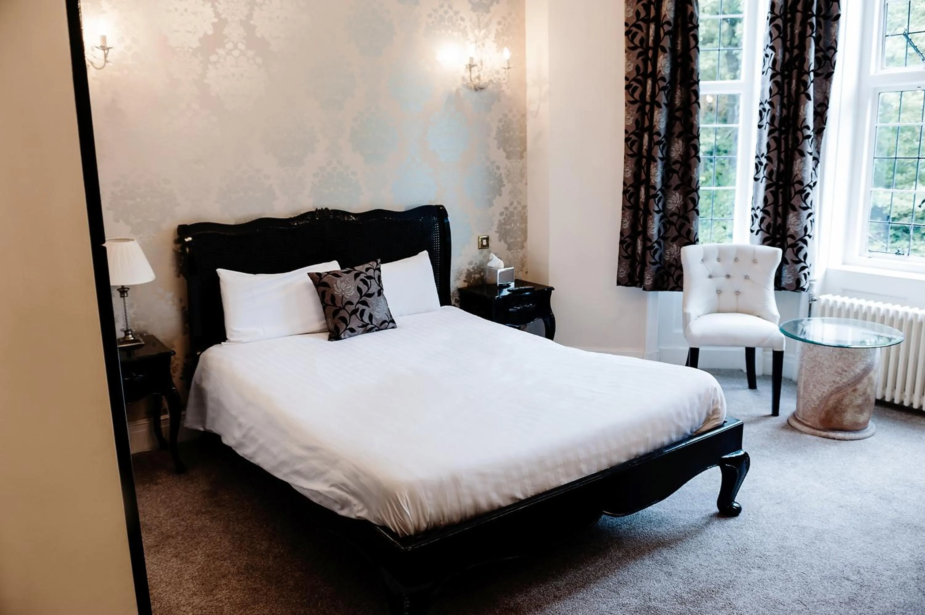 Shower, Bed in Southcrest Manor Hotel, Best Western Signature Collection