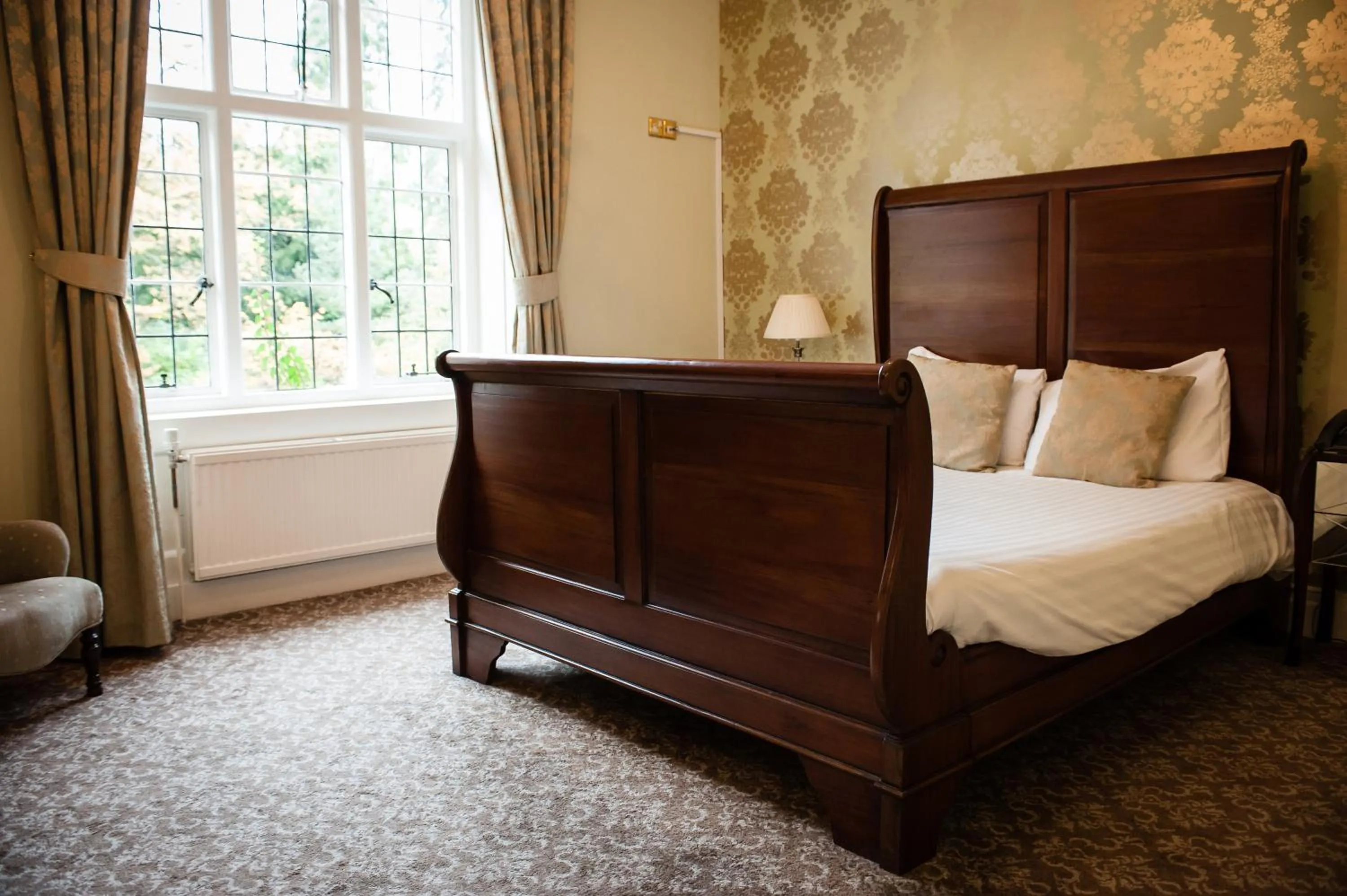 Bedroom, Bed in Southcrest Manor Hotel, Best Western Signature Collection