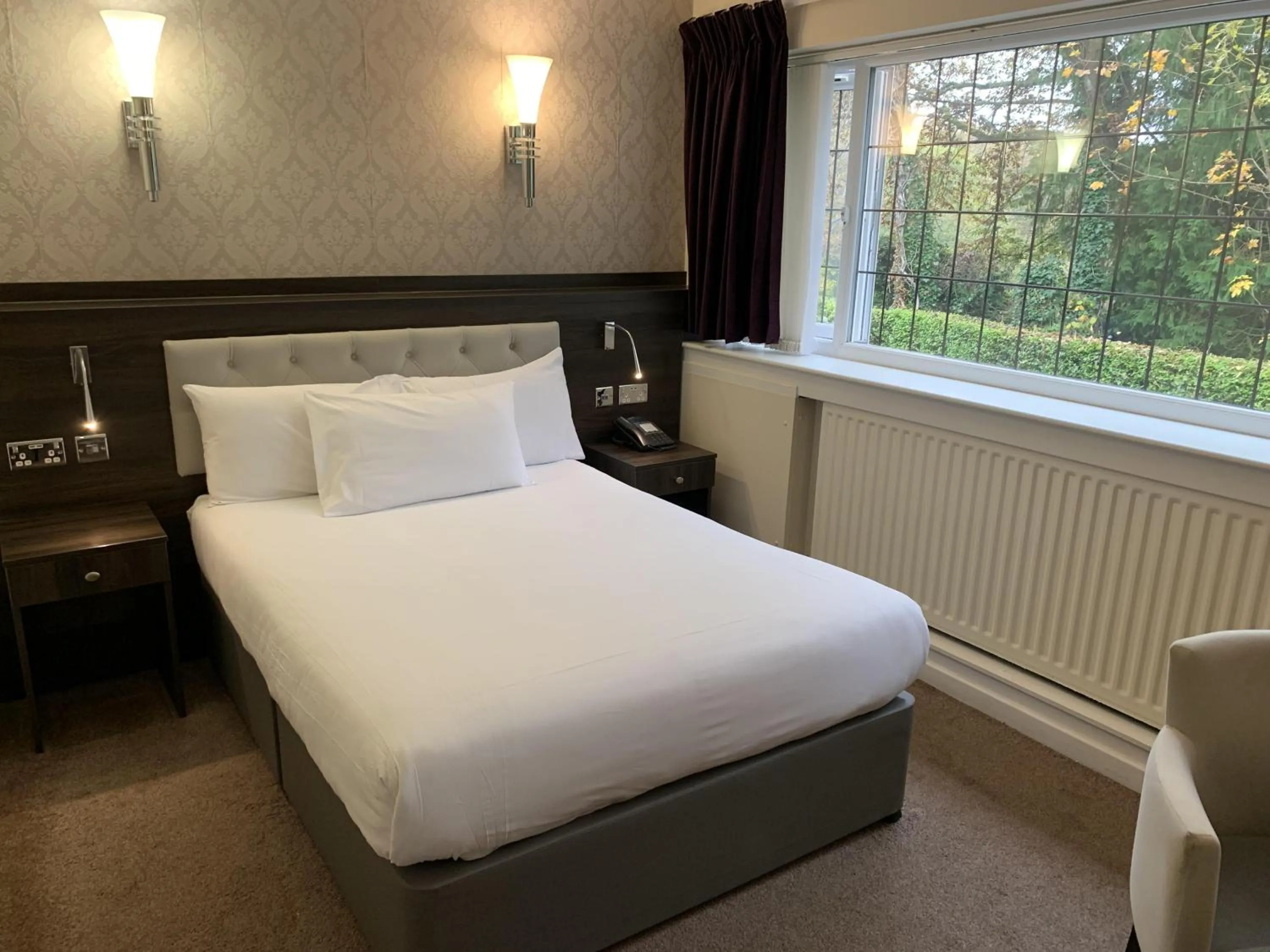 Bedroom, Bed in Southcrest Manor Hotel, Best Western Signature Collection