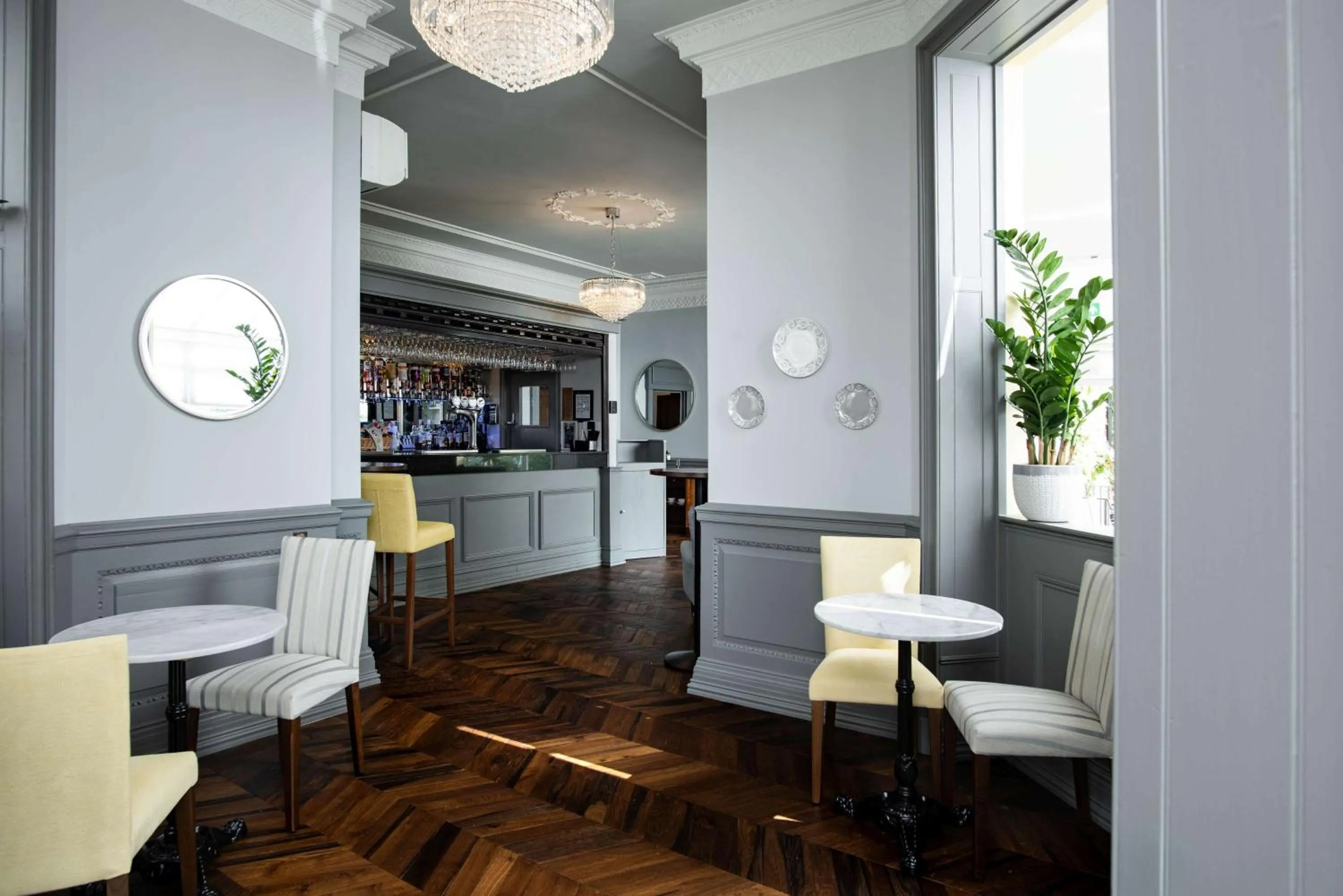 Restaurant/places to eat in Southcrest Manor Hotel, Best Western Signature Collection