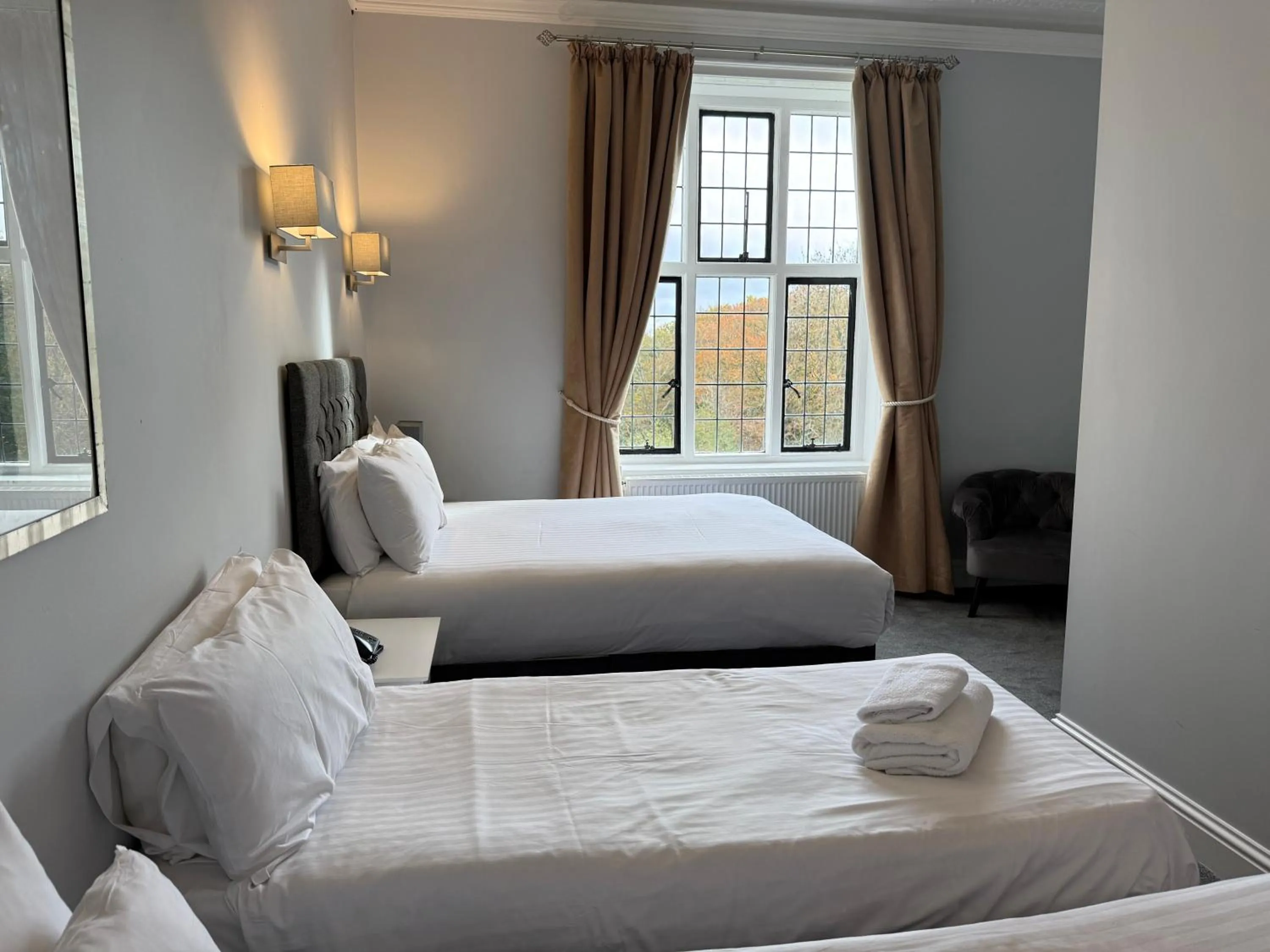 Standard Double Room with Sofa Bed in Southcrest Manor Hotel, Best Western Signature Collection