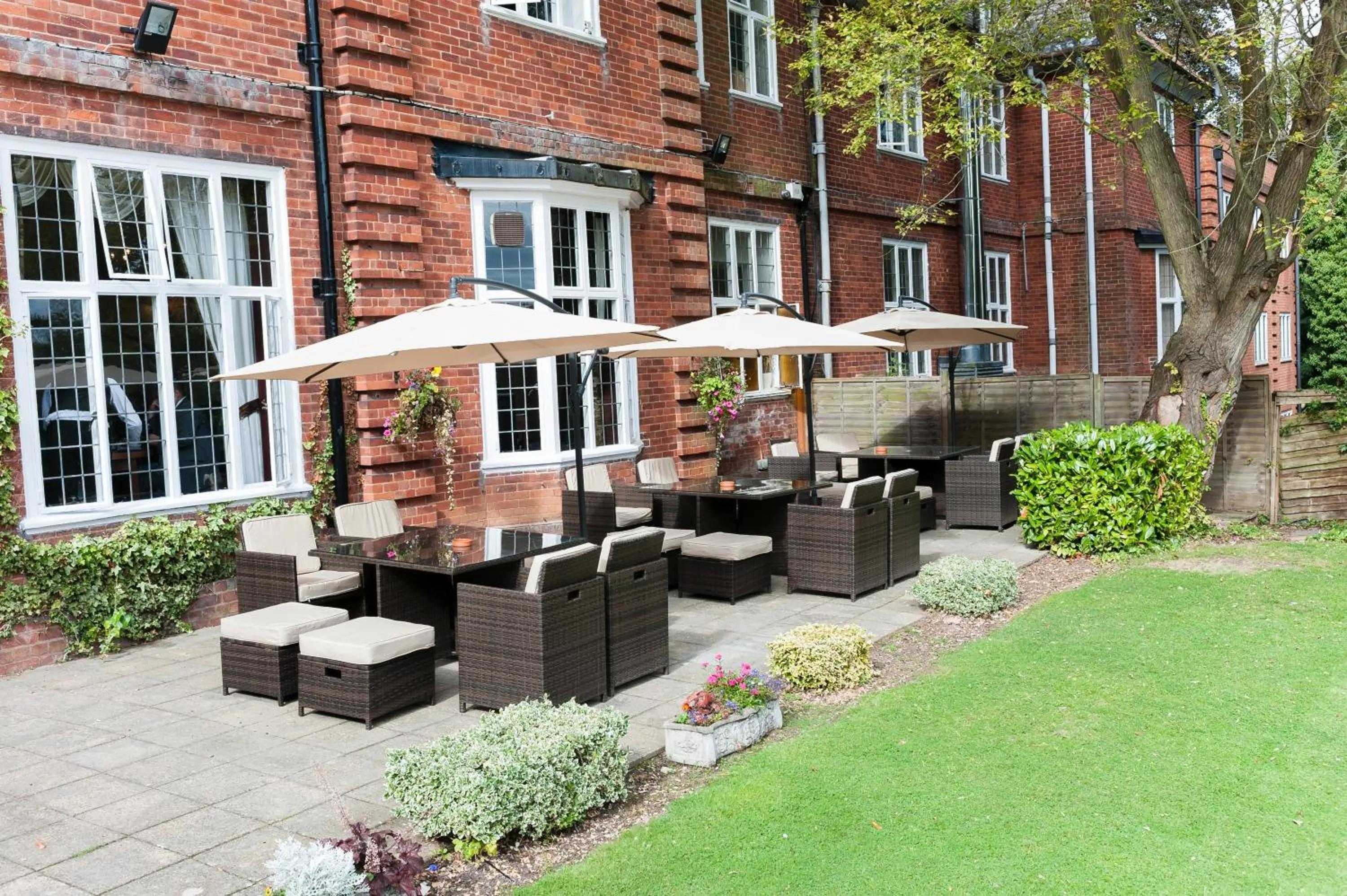 Patio in Southcrest Manor Hotel, Best Western Signature Collection