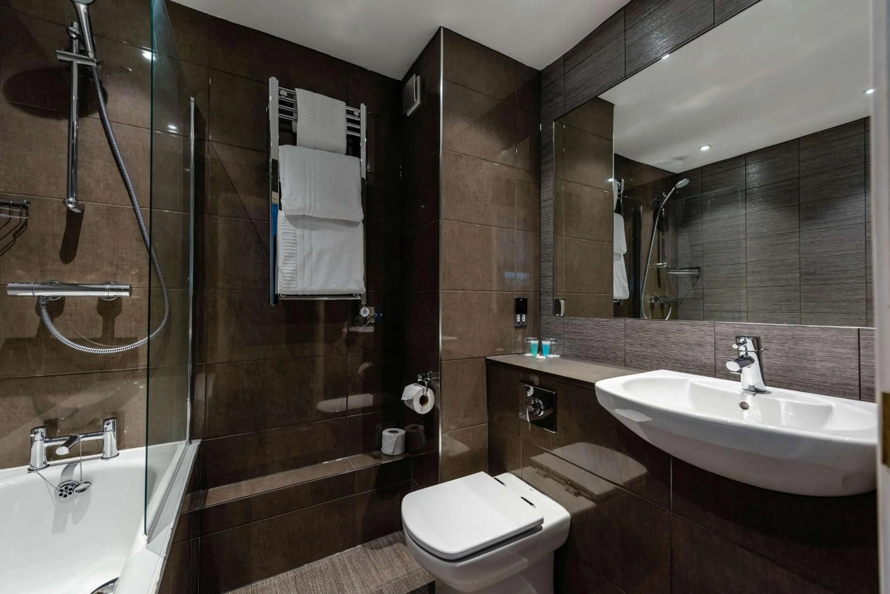 Bathroom in Southcrest Manor Hotel, Best Western Signature Collection