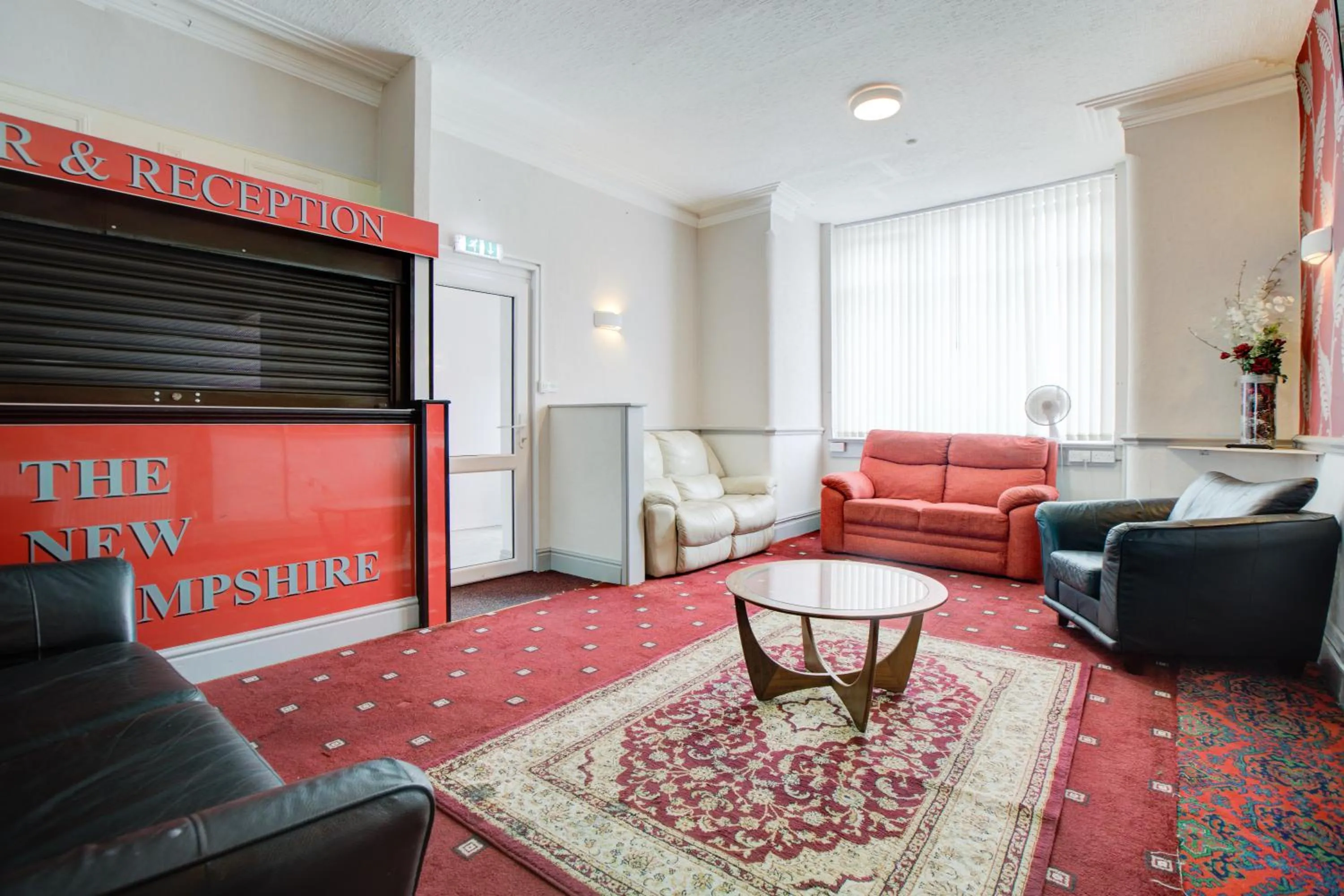 Lounge or bar in The Sandringham Court Hotel & Apartment Welcoming Large and Small Groups for 16 years