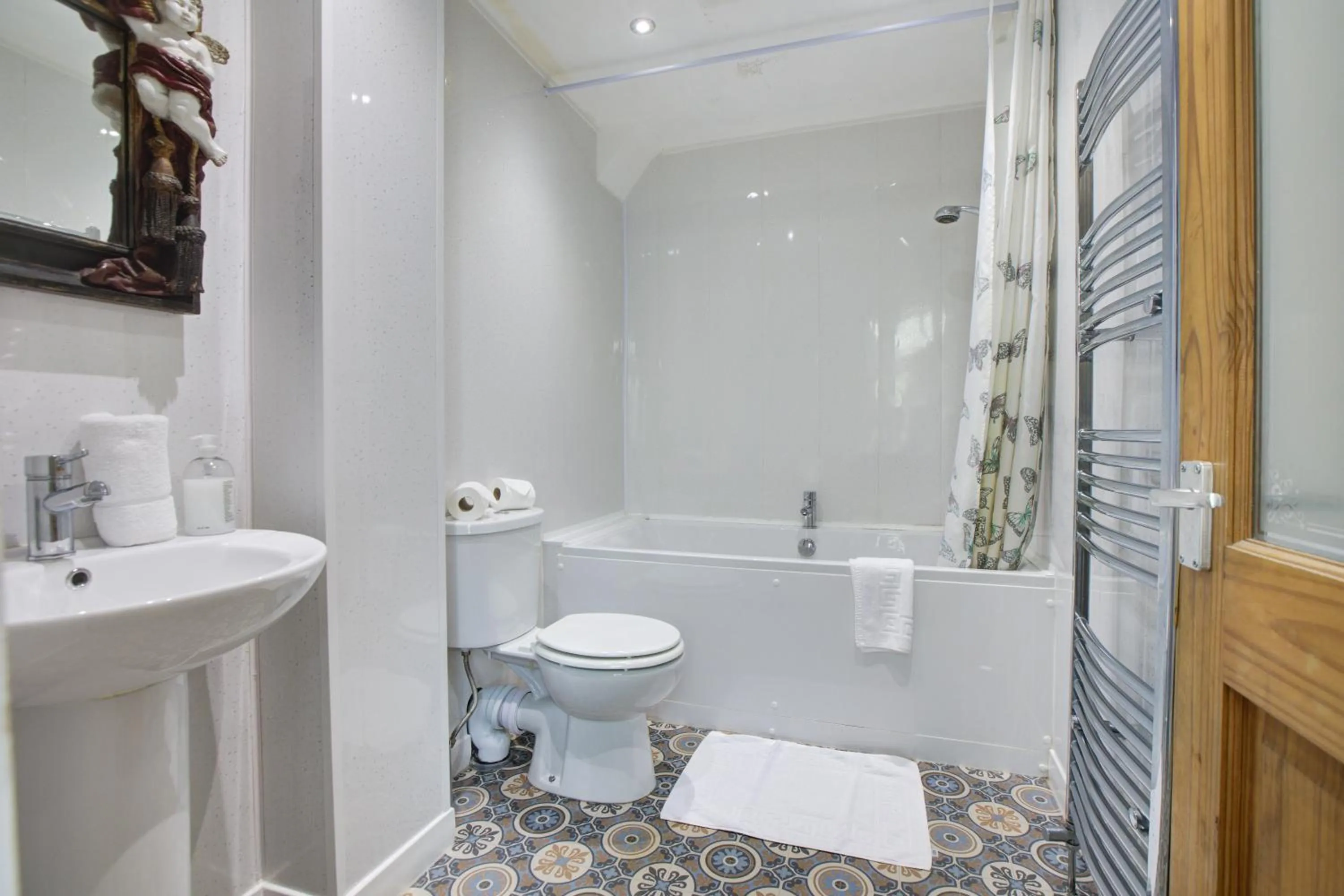 Bathroom in The Sandringham Court Hotel & Apartment Welcoming Large and Small Groups for 16 years
