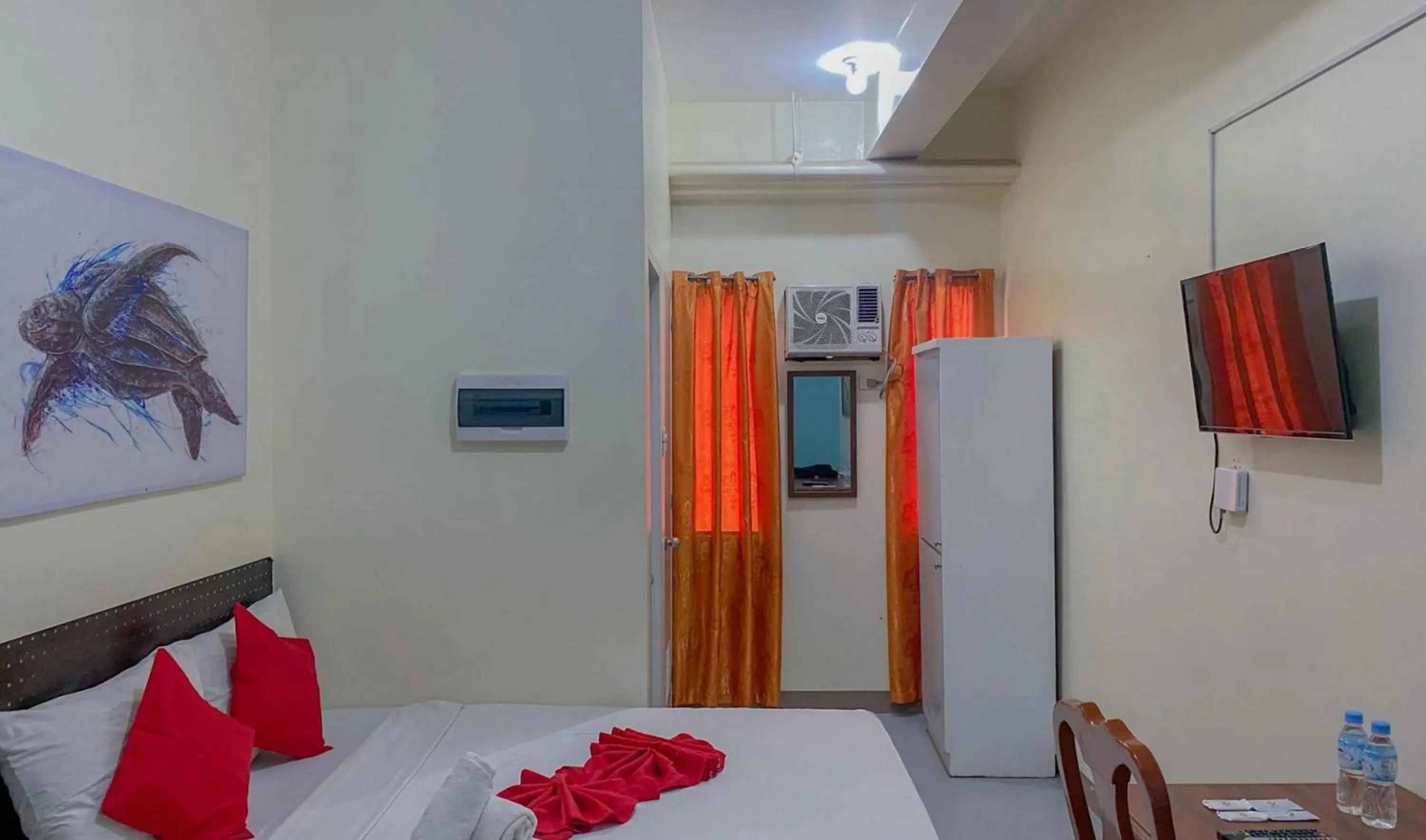 Photo of the whole room, Bed in iPark Hotel by Hiverooms