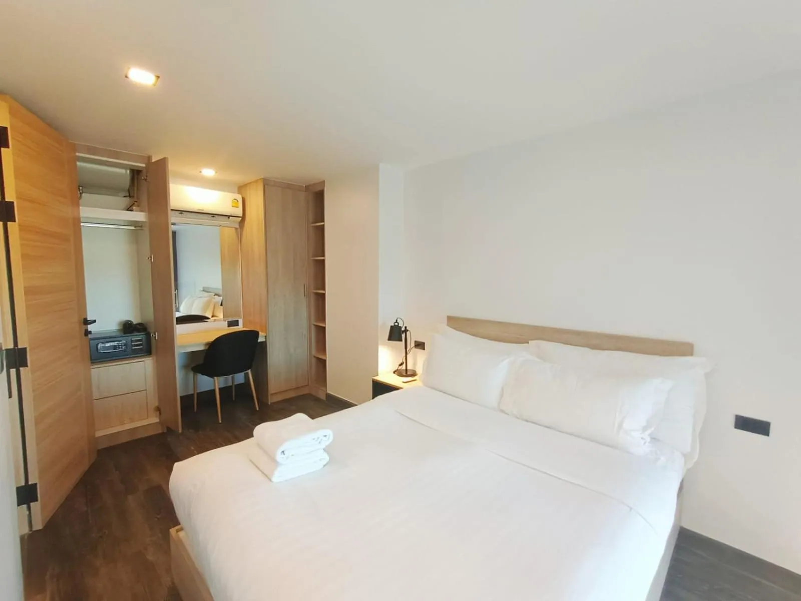 Utopia Naiharn - Modern Naiharn Beach Apartment