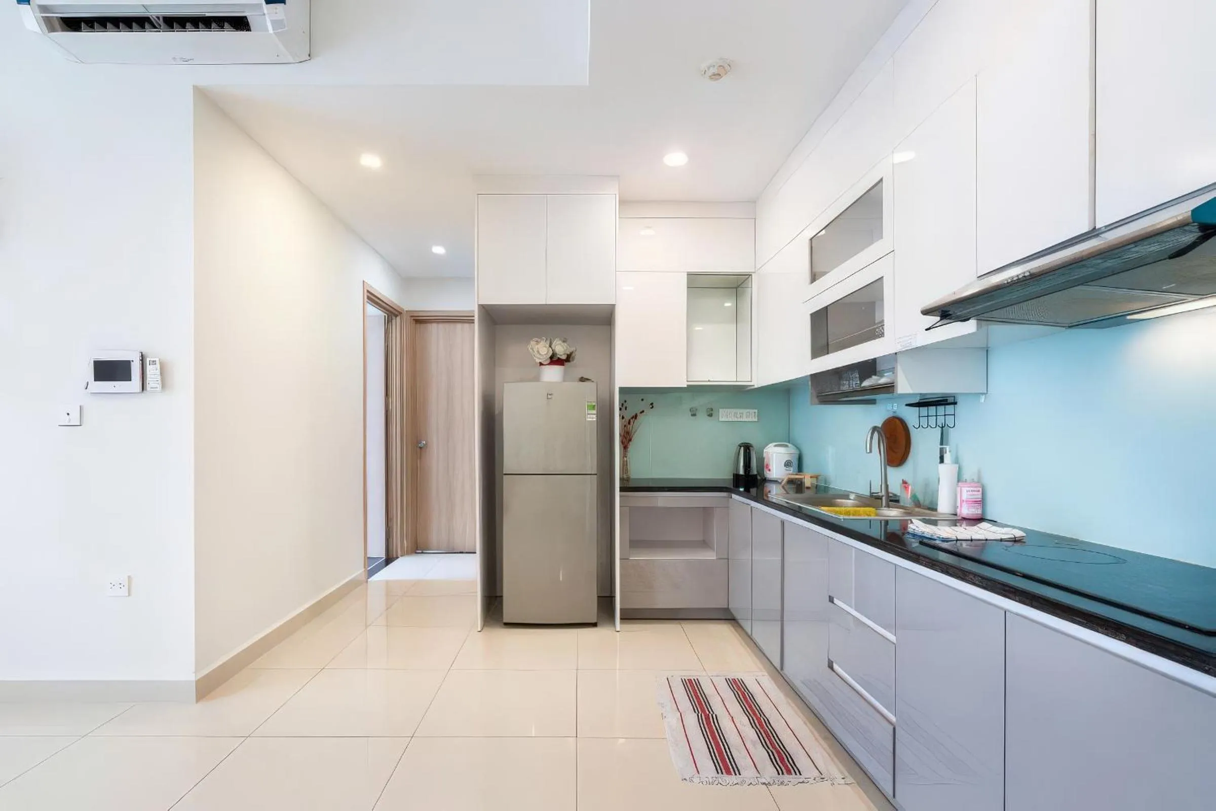 Kitchen or kitchenette in Minute Suites - Botanica Orchard TSN Airport