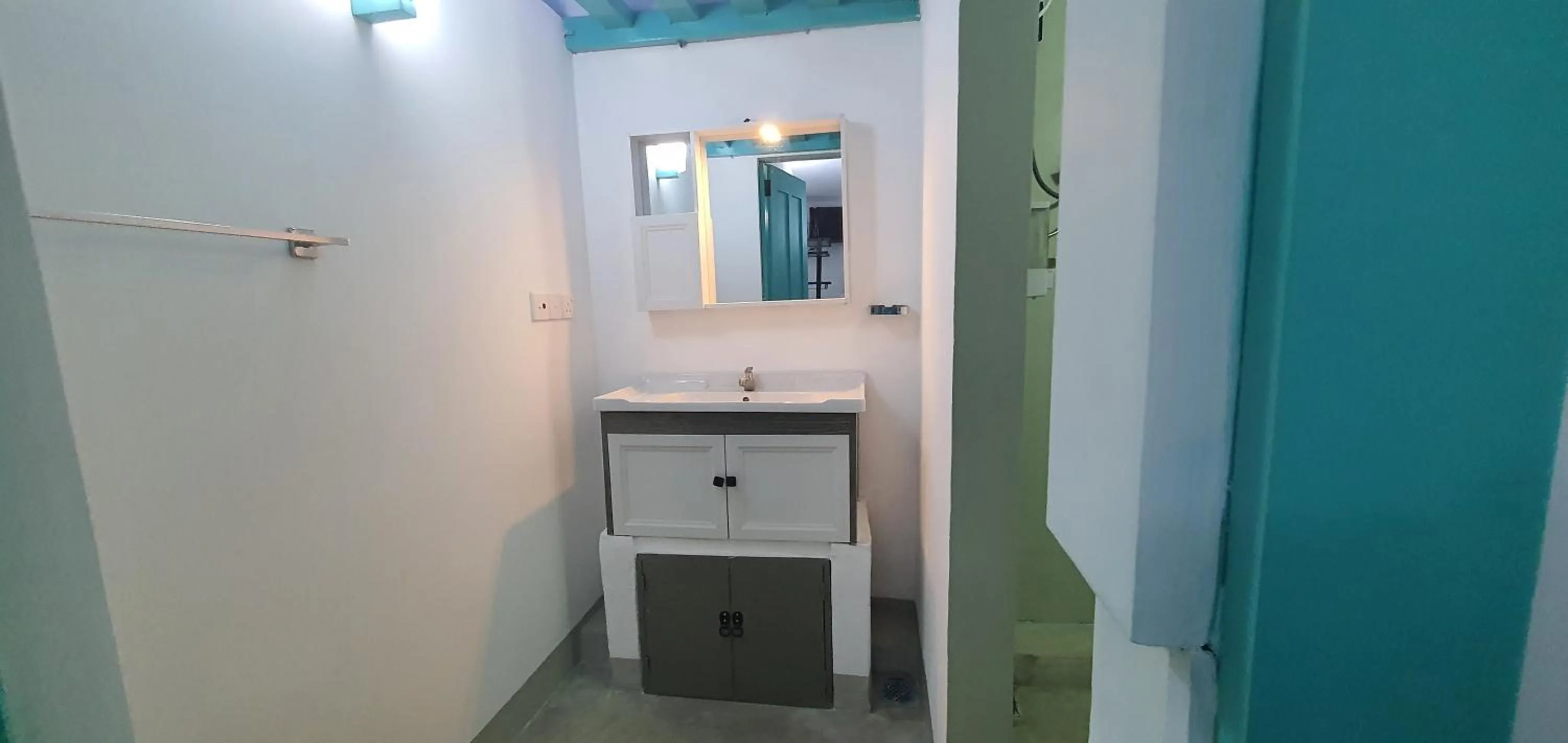 Bathroom in Hello Airport Hotel, Katunayaka