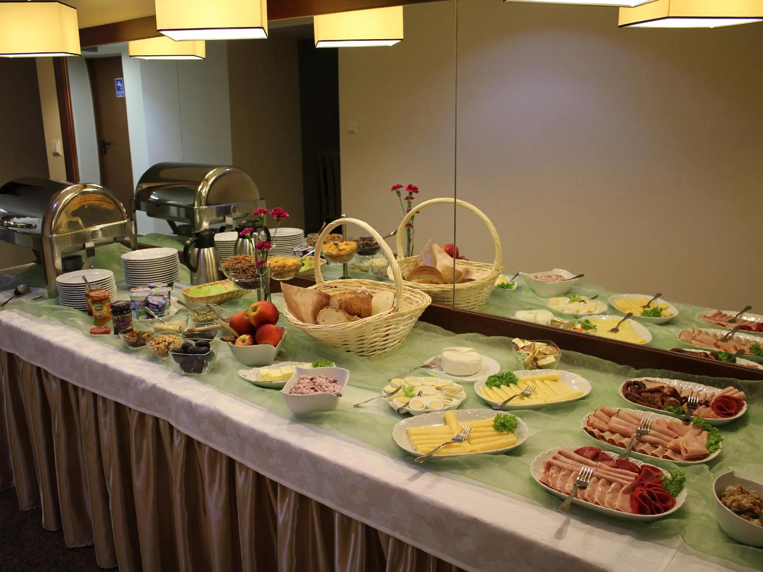 Restaurant/places to eat in Hostel Biały Dom