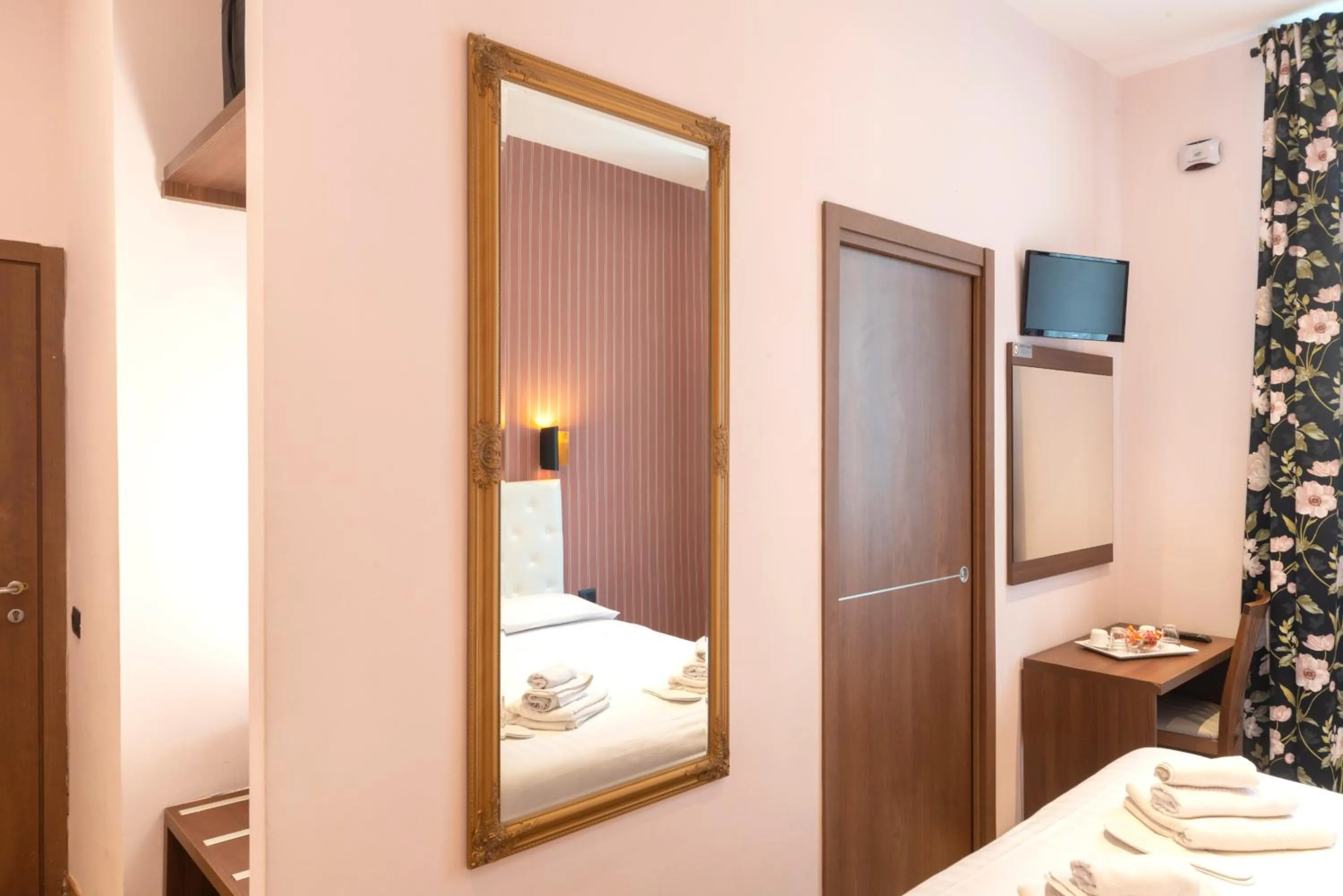 Bed in La Grande Bellezza Guest House Rome