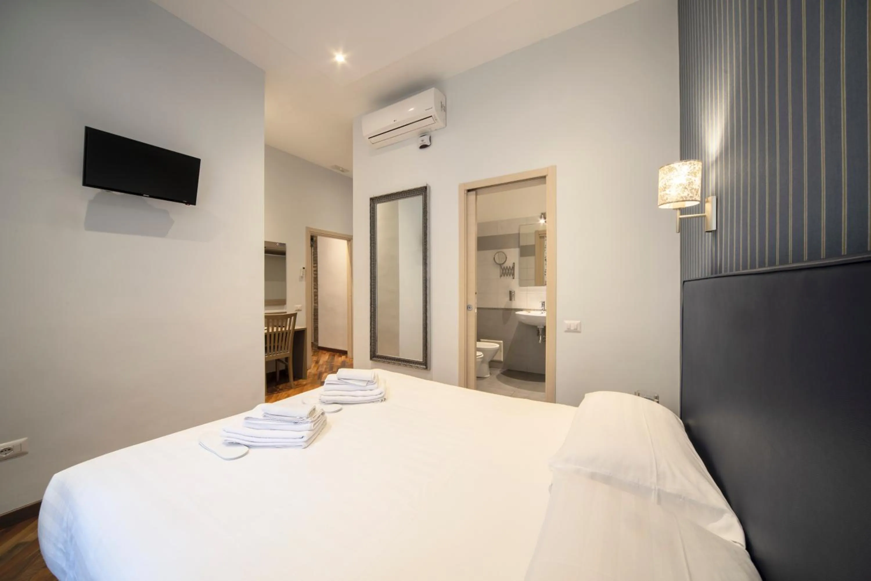 Bed in La Grande Bellezza Guest House Rome