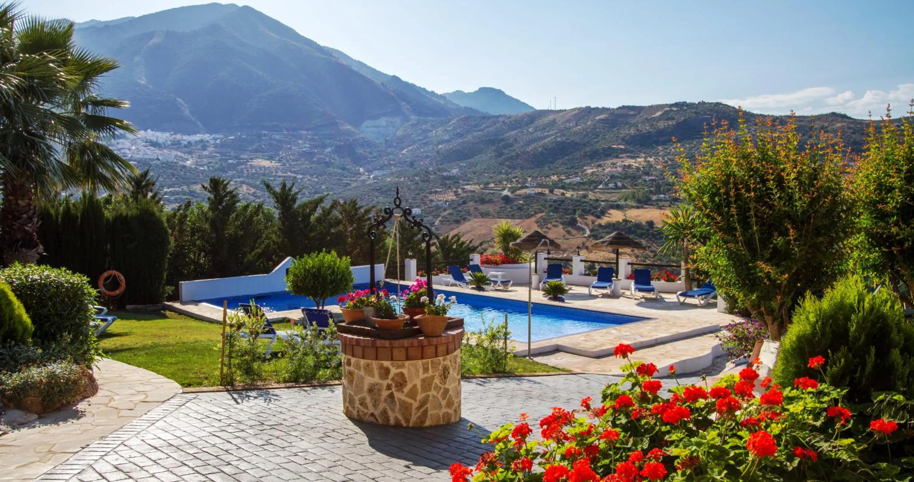 Swimming pool in Hotel Cortijo de Salia