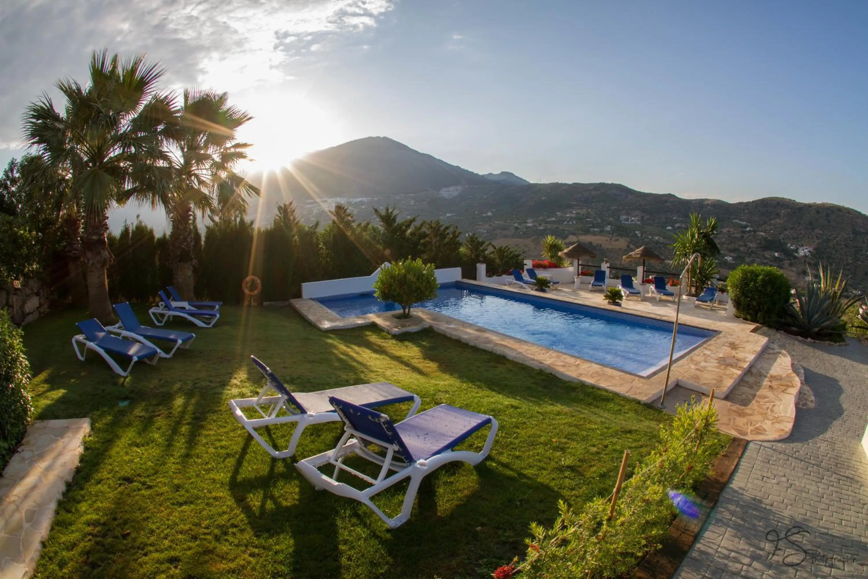 Swimming pool in Hotel Cortijo de Salia