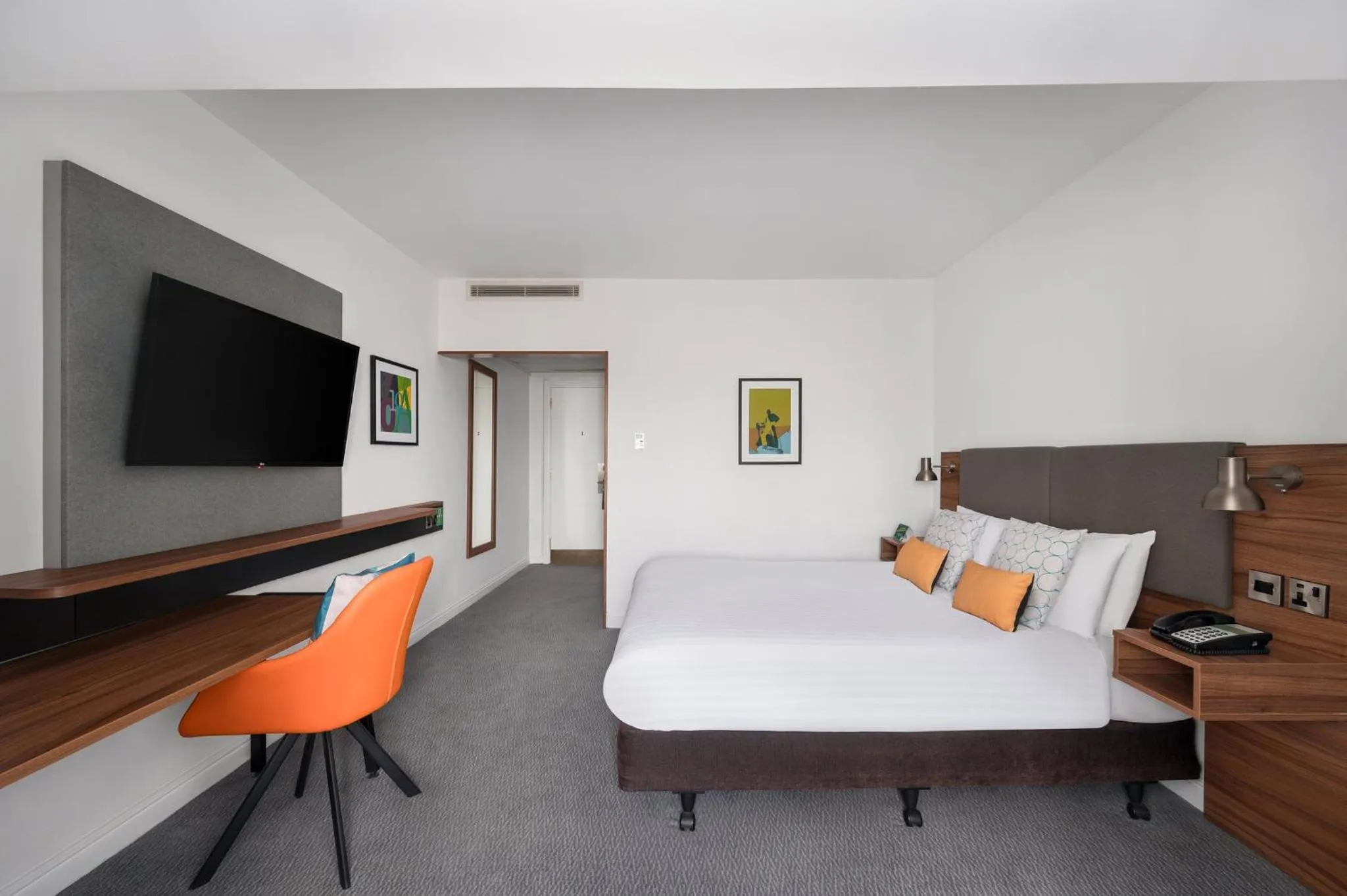 Photo of the whole room, Bed in Holiday Inn Birmingham Bromsgrove by IHG