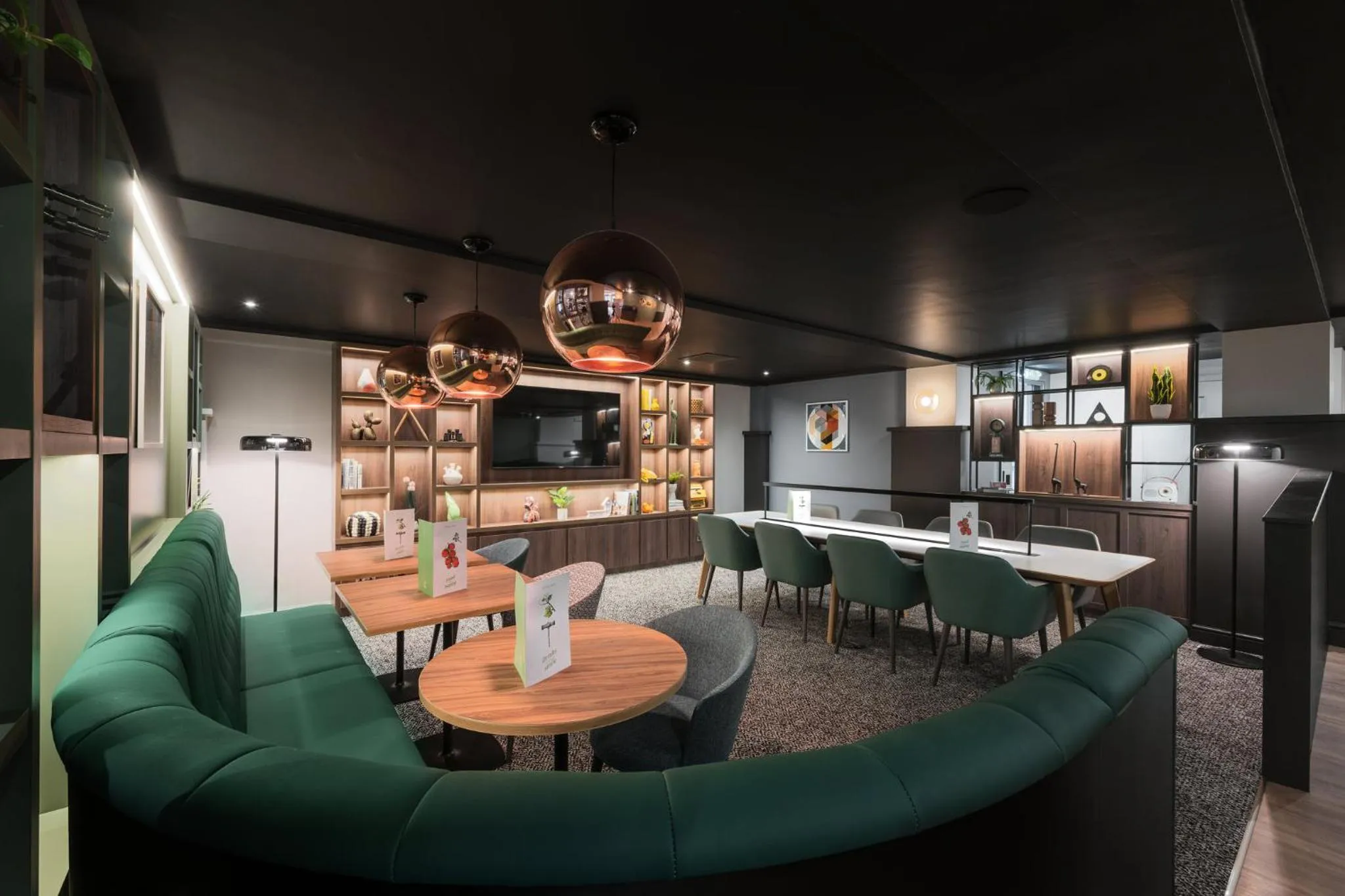 Lounge or bar in Holiday Inn Birmingham Bromsgrove by IHG