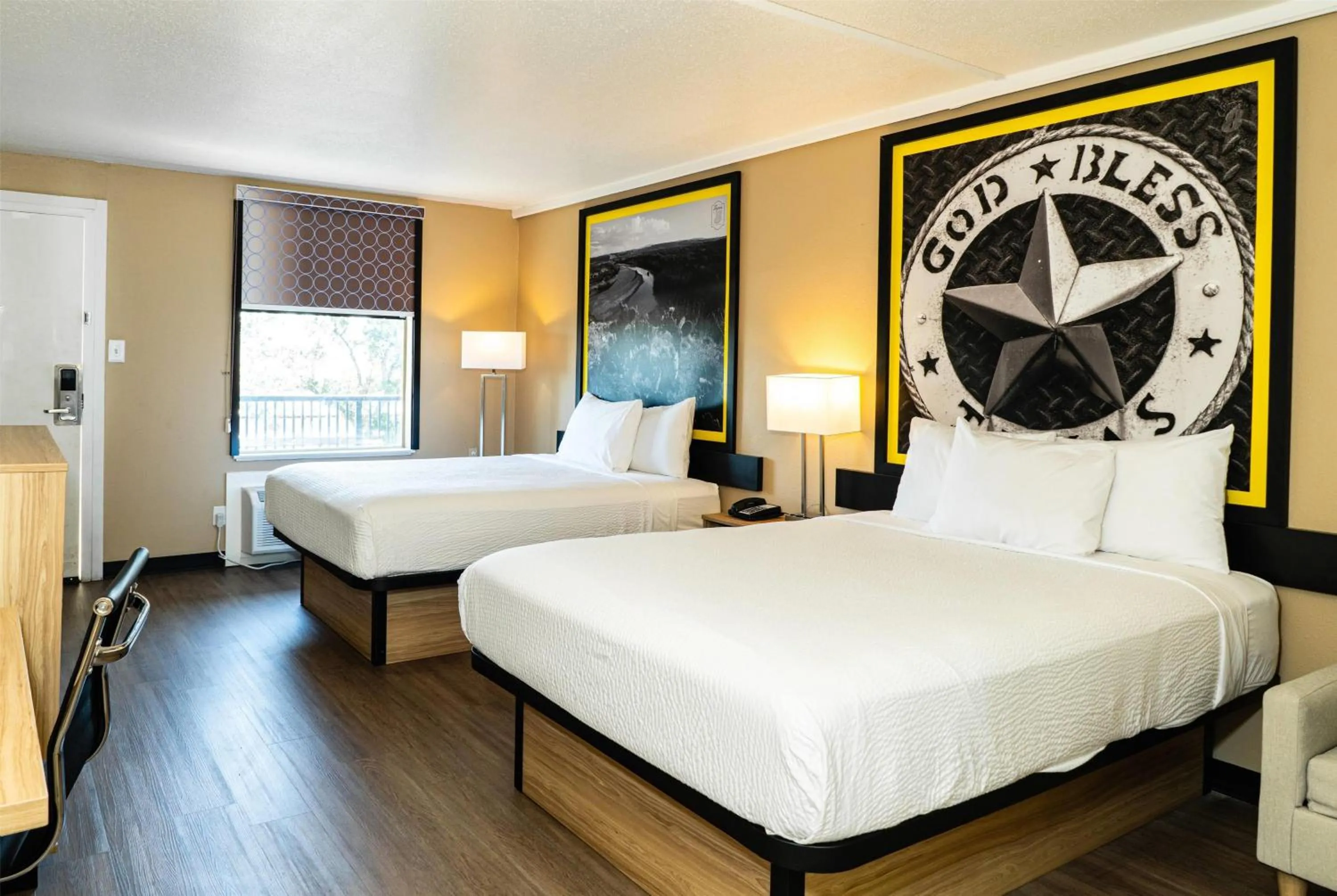 Photo of the whole room, Bed in Super 8 by Wyndham Corpus Christi Airport