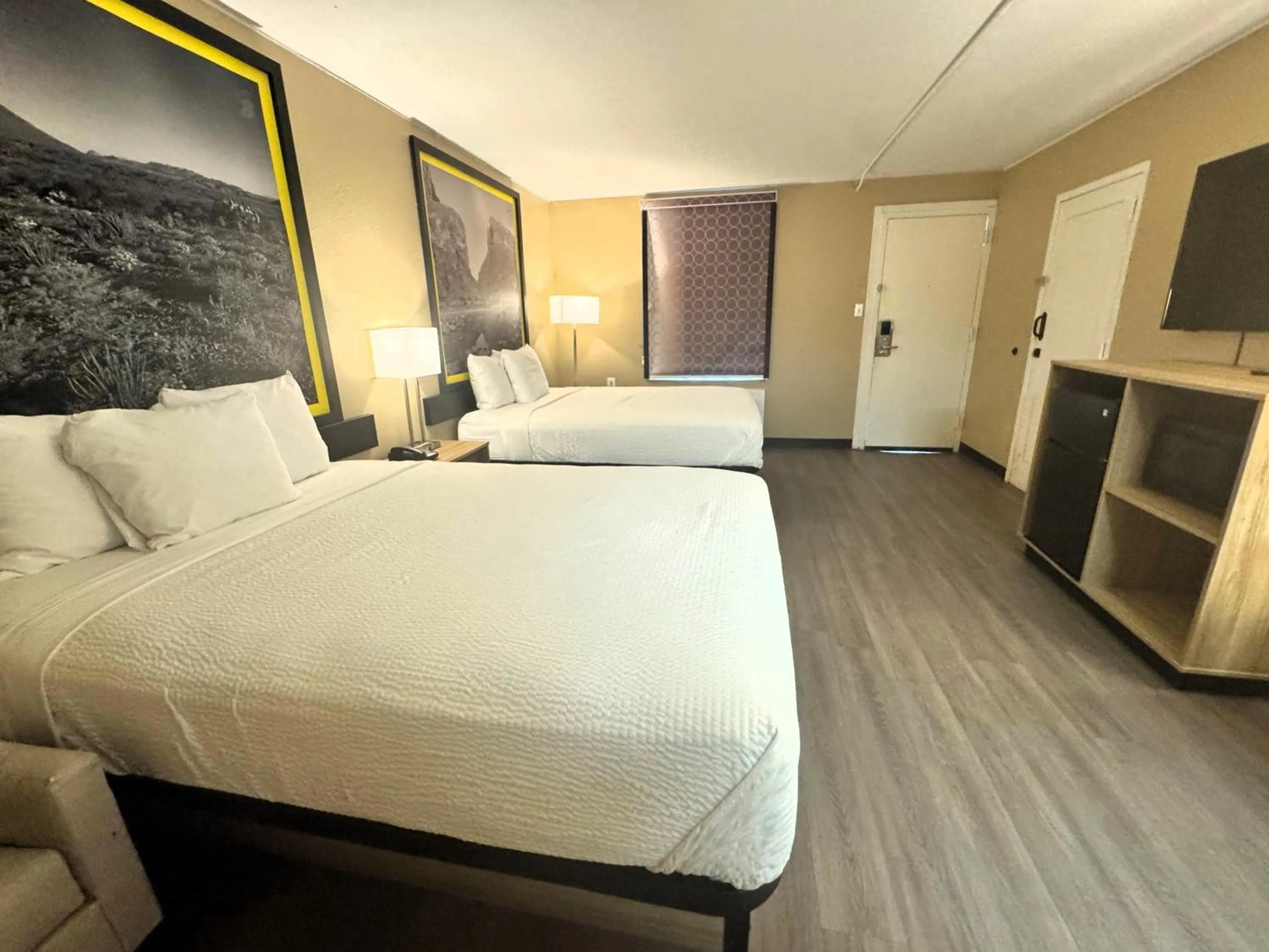 Photo of the whole room, Bed in Super 8 by Wyndham Corpus Christi Airport