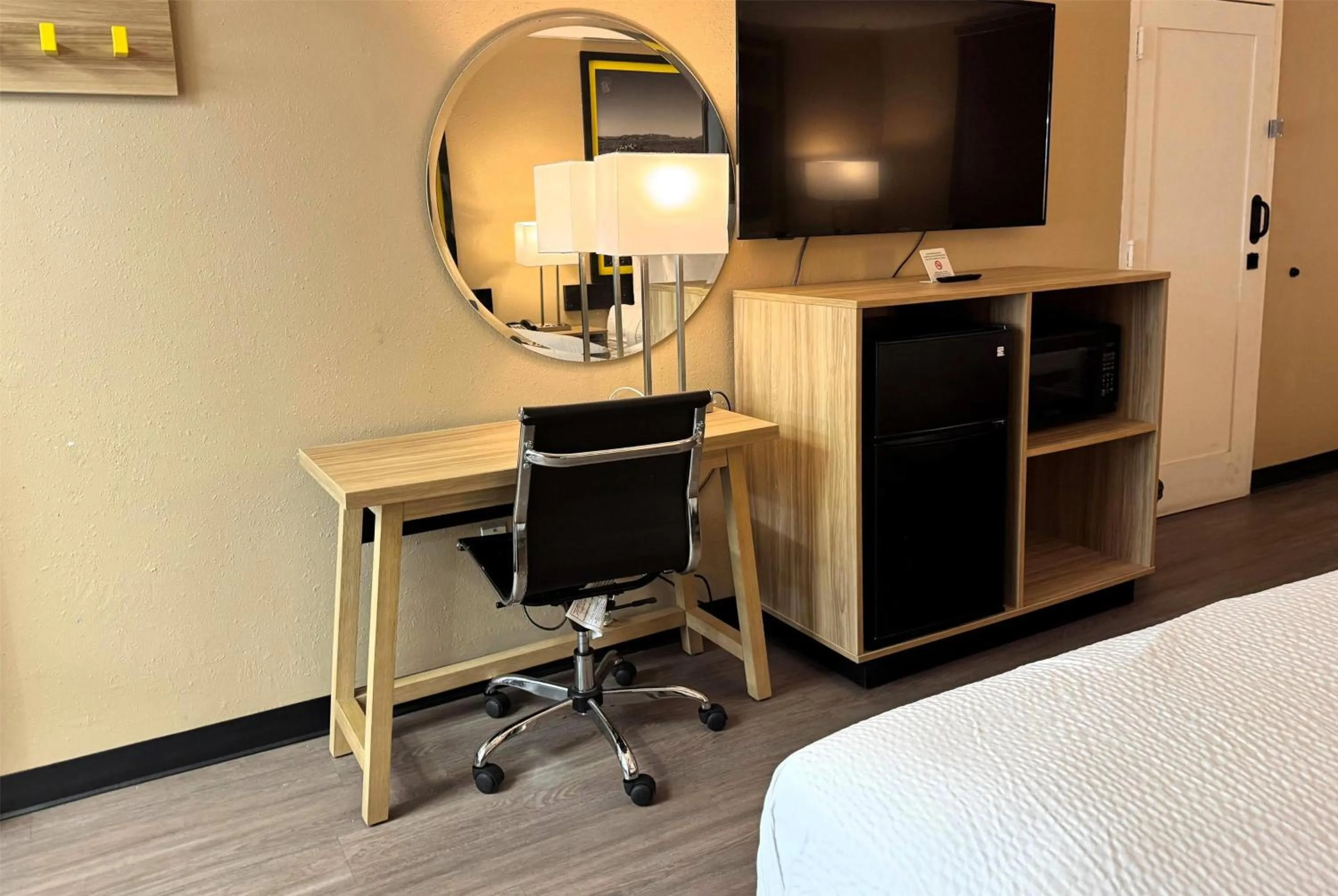 Photo of the whole room, Bed in Super 8 by Wyndham Corpus Christi Airport